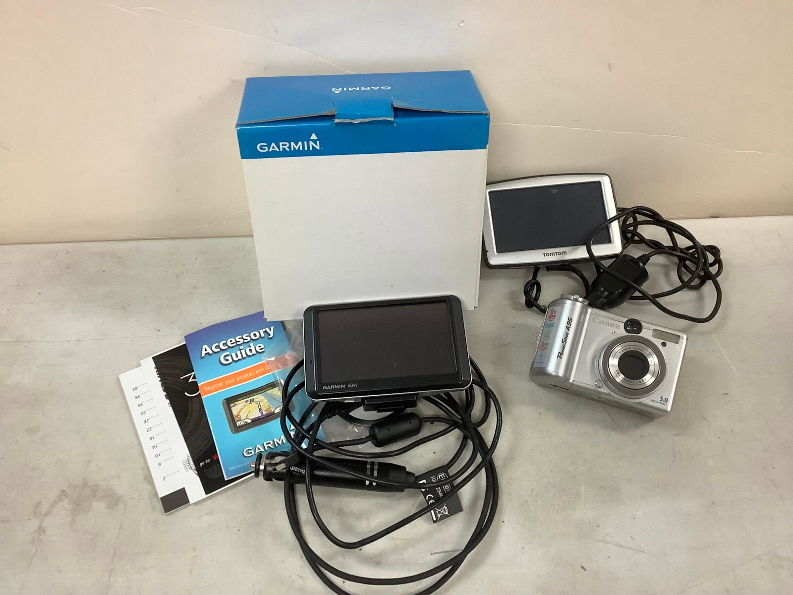 Lot of CANNON POWERSHOT A95 camera and GPS'S: Lot of CANNON POWERSHOT A95 camera and GPS'S