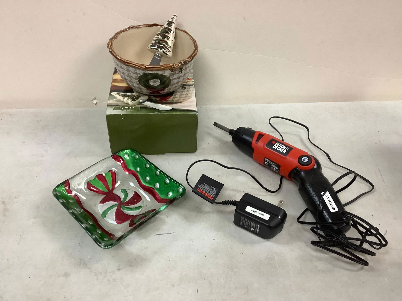 Lot of BLACK&DECKER power drills, ceramic and glass bowls' (1 of 1)