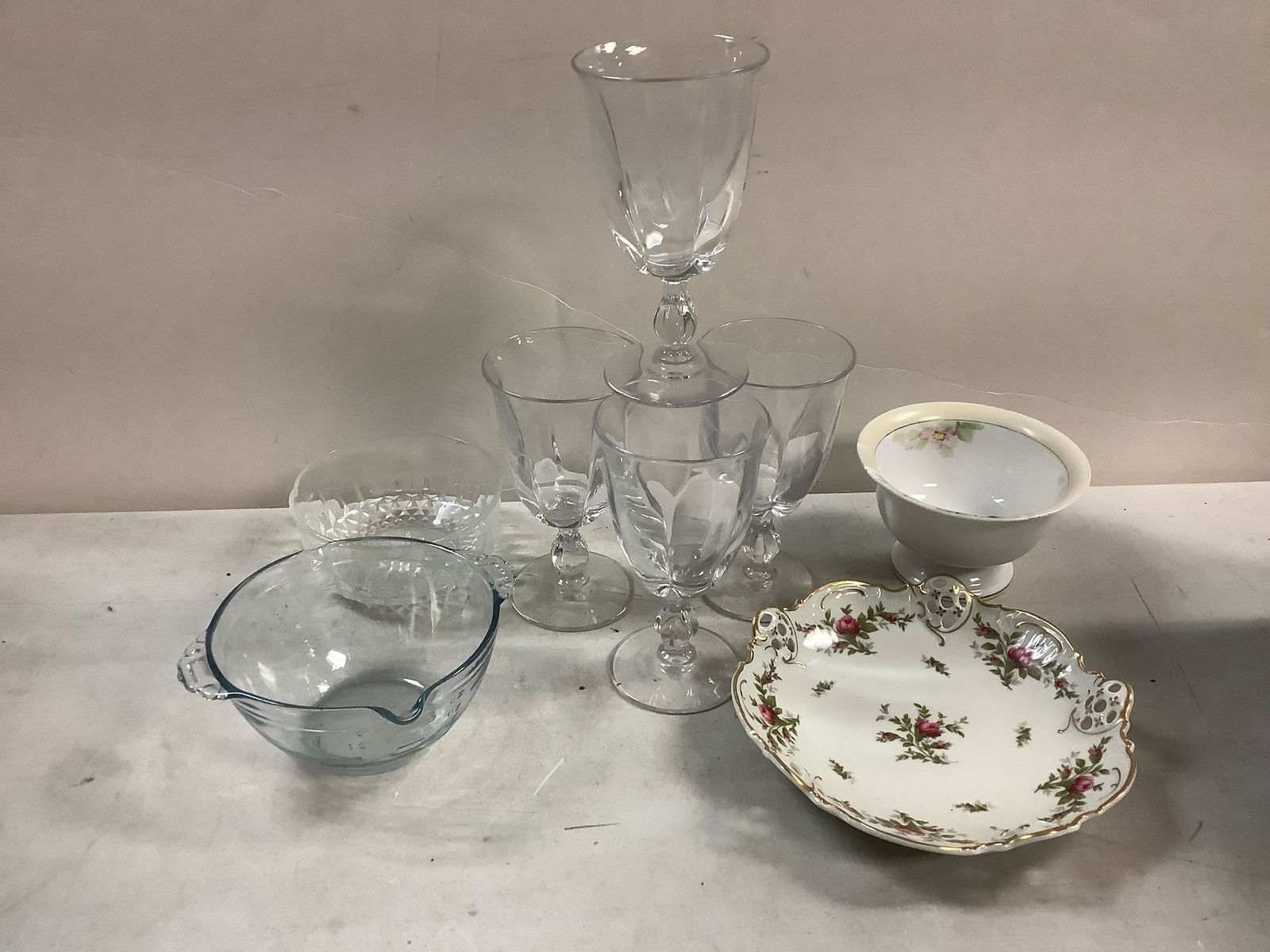 Lot of crystal cups, glass measuring bowl, glass dish and glass bowl (1 of 1)