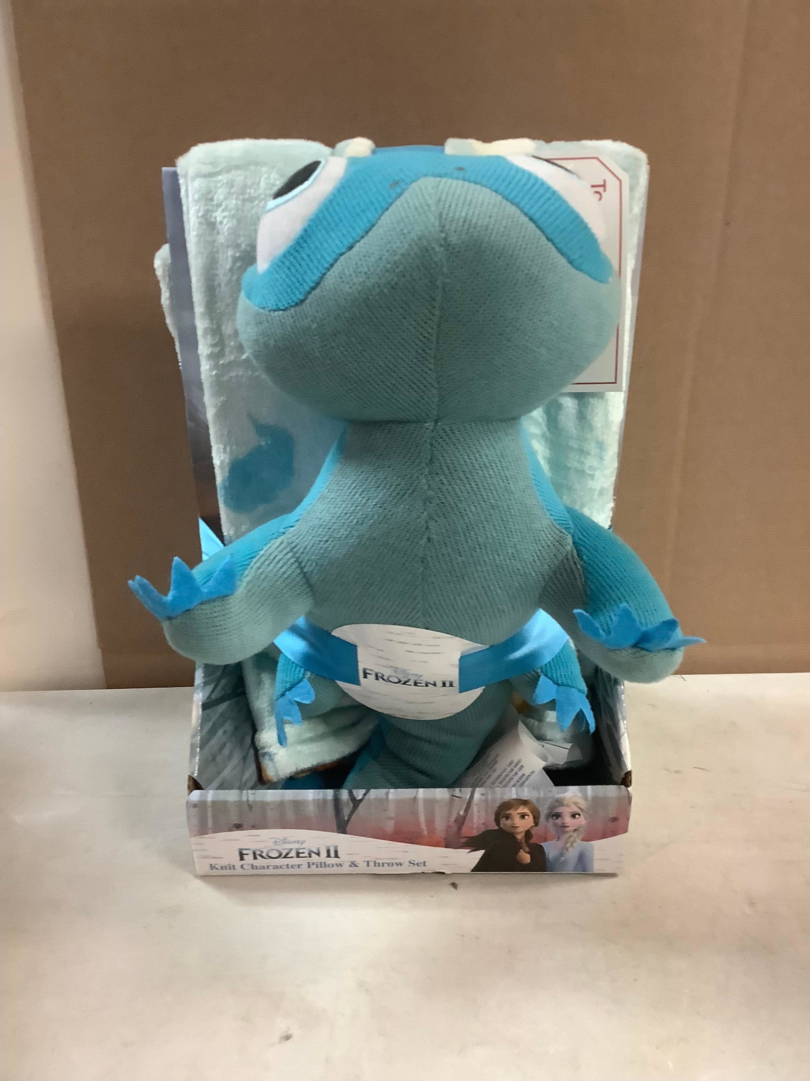 *NEW* Disney FROZEN 2 KNIT CHARACTER PILLOW AND THROW SET: *NEW* Disney FROZEN 2 KNIT CHARACTER PILLOW AND THROW SET