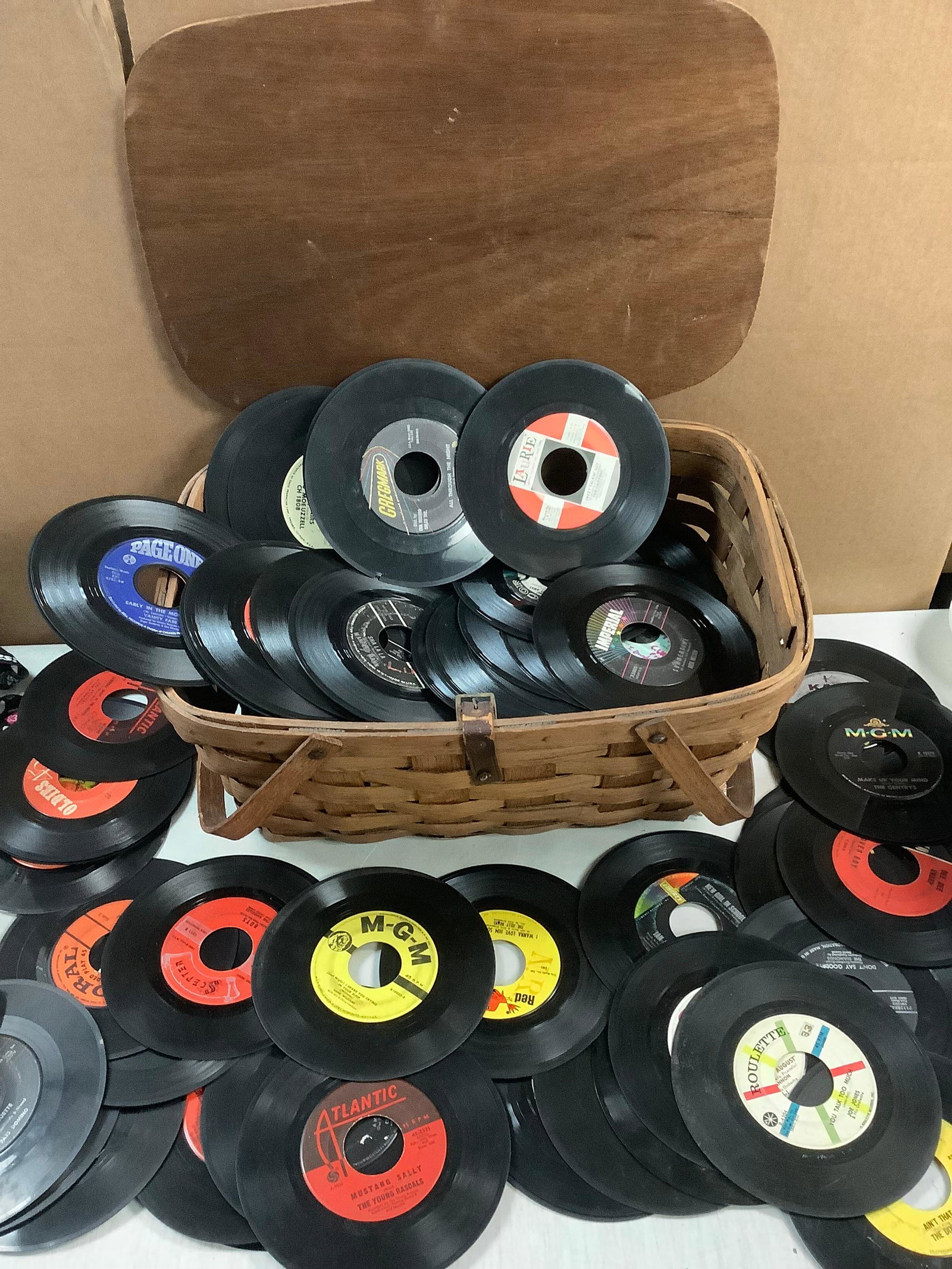 Lot of vintage records in wooden basket: Lot of vintage records in wooden basket