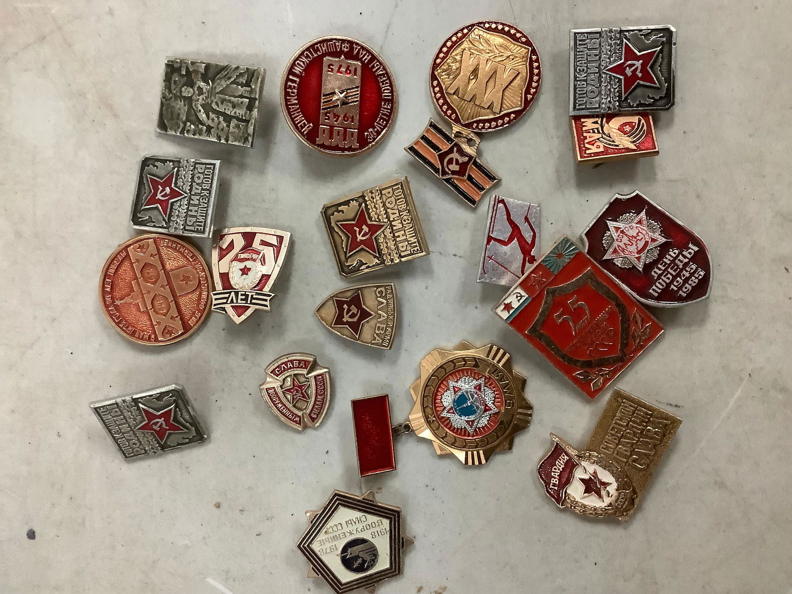Lot of russian pins and medals (1 of 1)