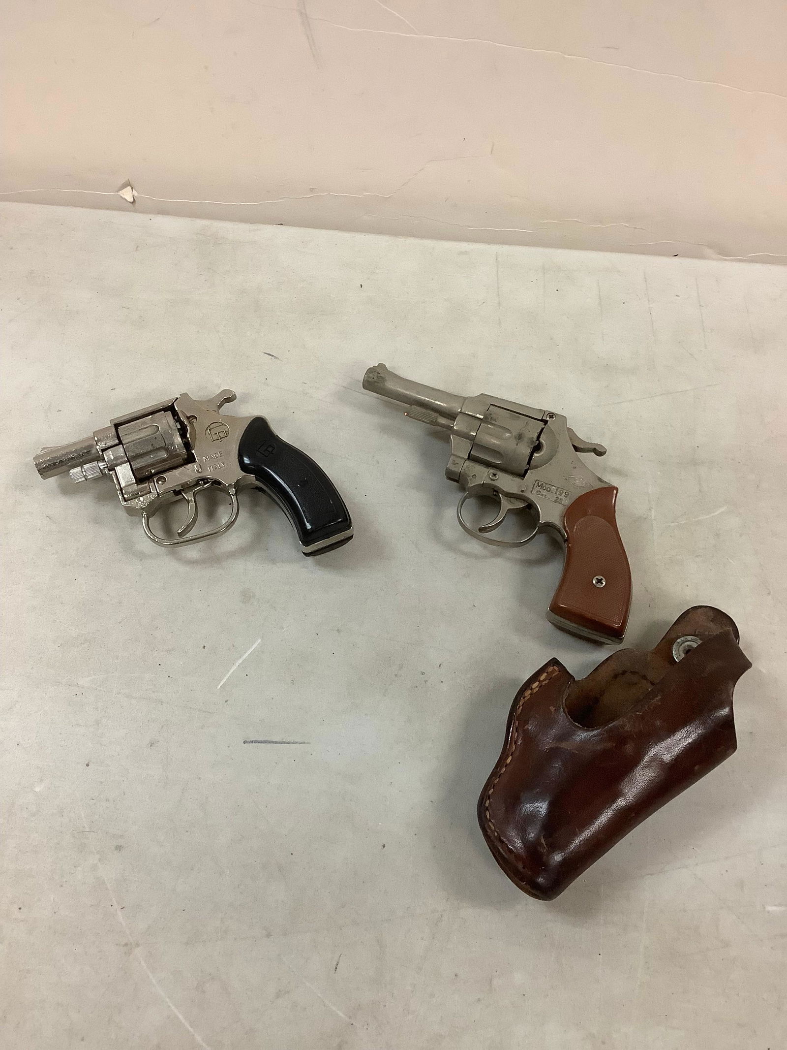 Lot of Vintage Cap Guns: Lot of Vintage Cap Guns