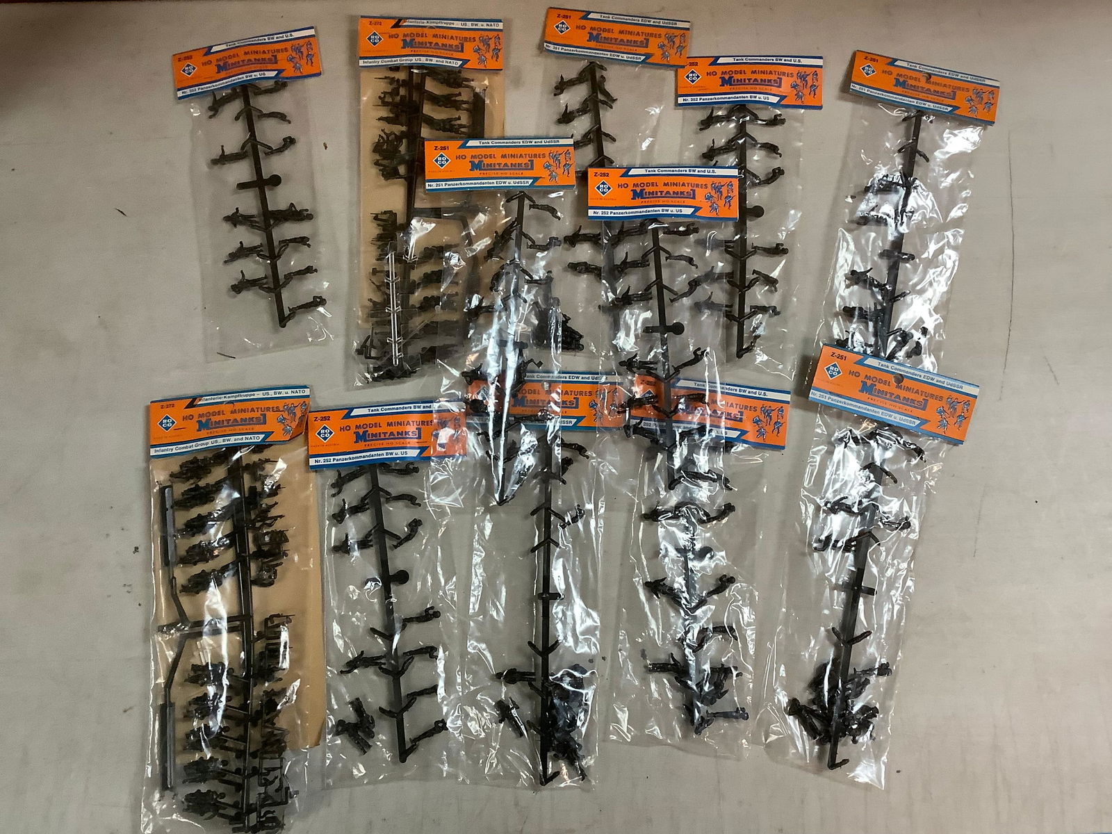 Lot of ROCO HO Models Miniatures Mini Tanks Mini Model Soldiers (1 of 1)