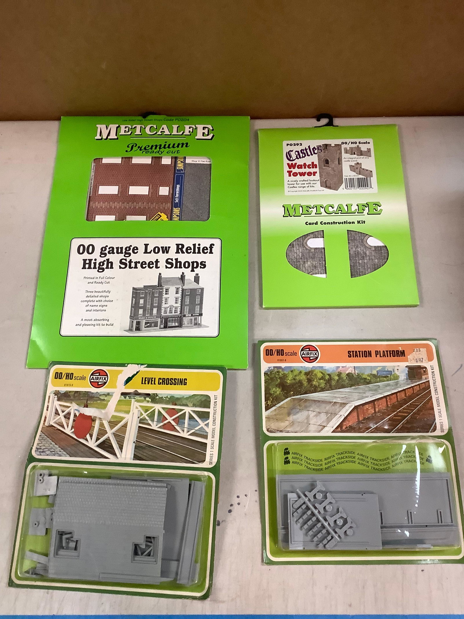 Lot of Metcalfe and AIRFIX Model Bui8lding and structures: Lot of Metcalfe and AIRFIX Model Bui8lding and structures
