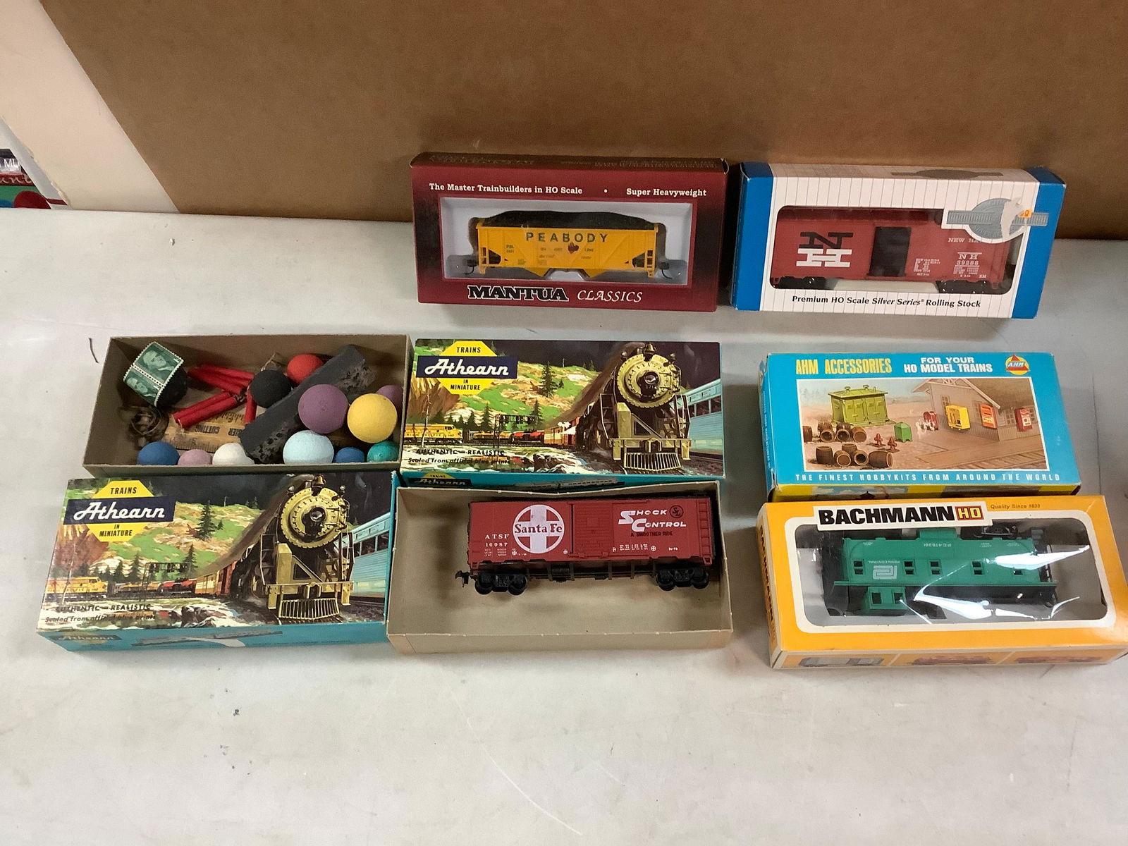 Lot of Bachmann, Athearn, and More Model Train Cars and Accessories (1 of 1)