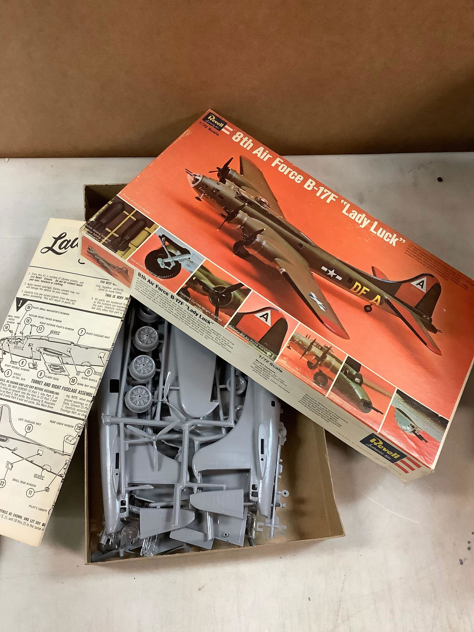 Vintage revell model 8th air force B-17F(Lady luck) (1 of 1)