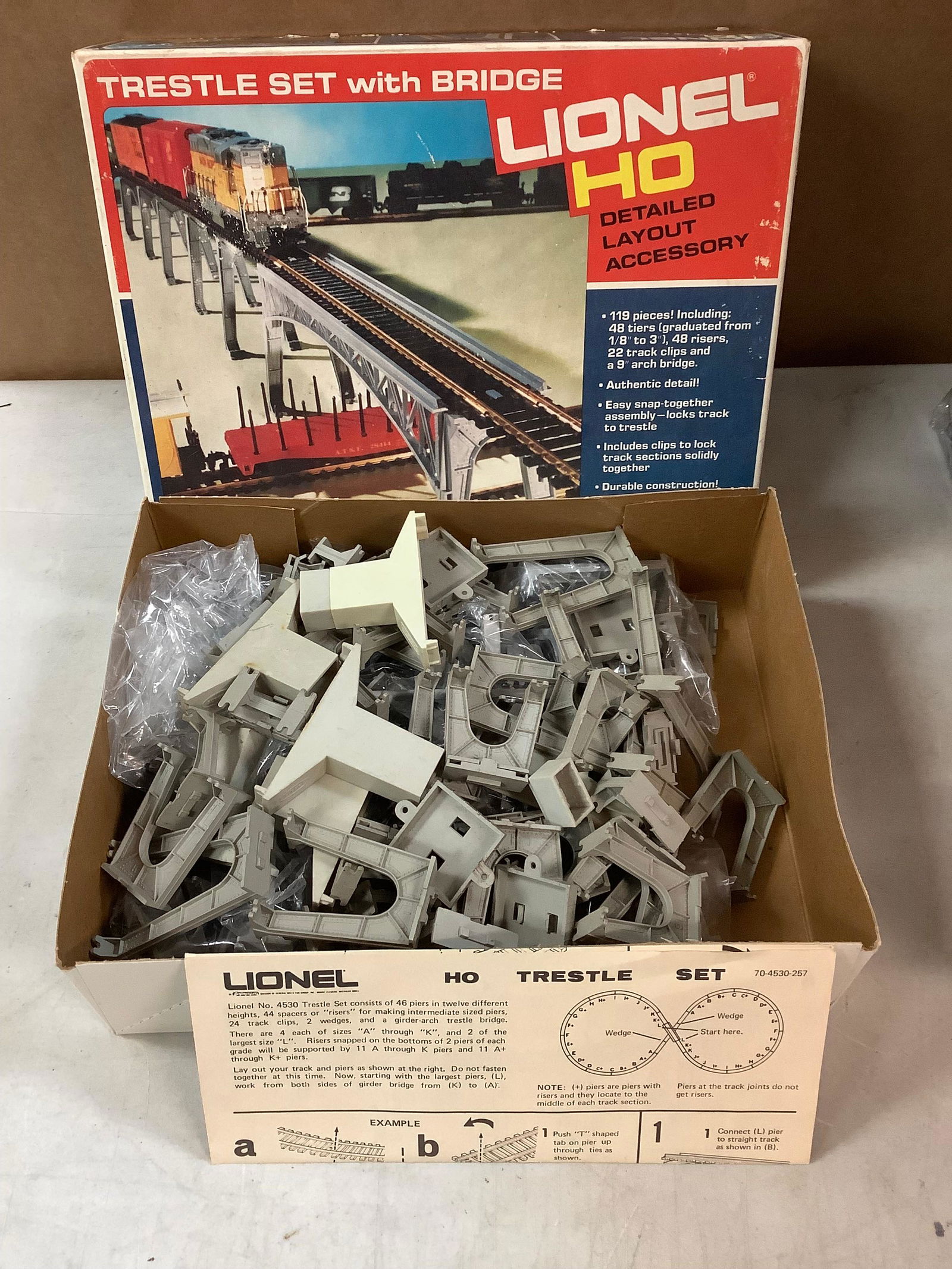 Vintage lionel trestle set with bridge model (1 of 1)