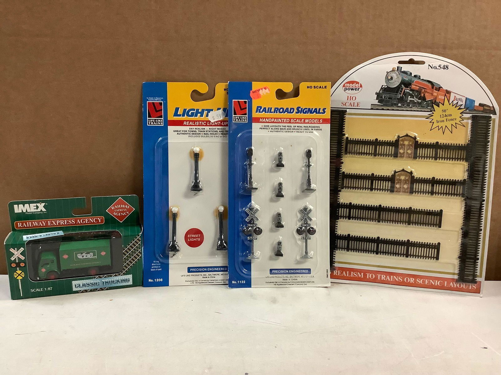 Railroad signal scale models, iron fence 124 cm, railway express agency truck model (1 of 1)