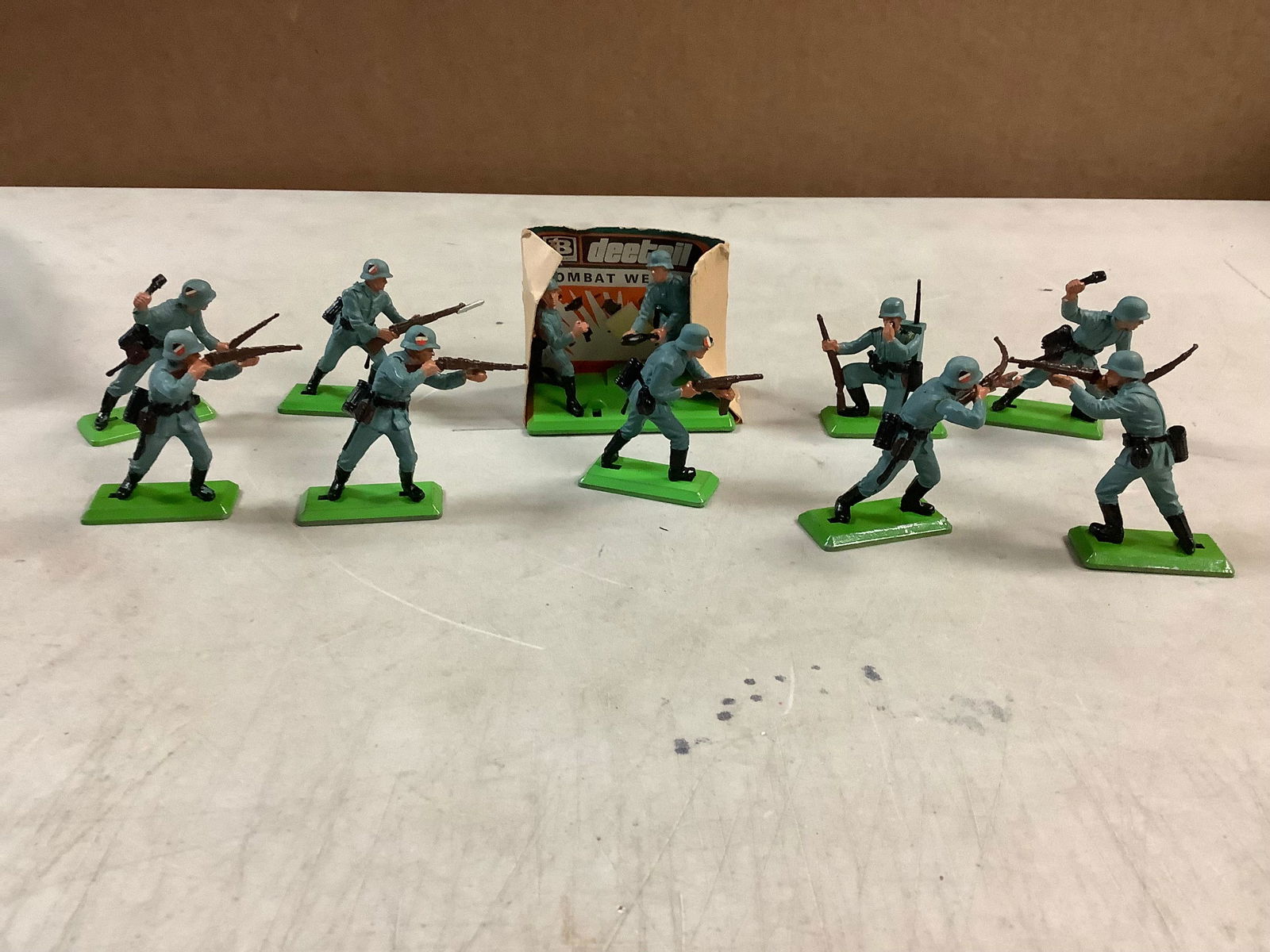 Lot of various britains soldiers/army figurines (1 of 1)