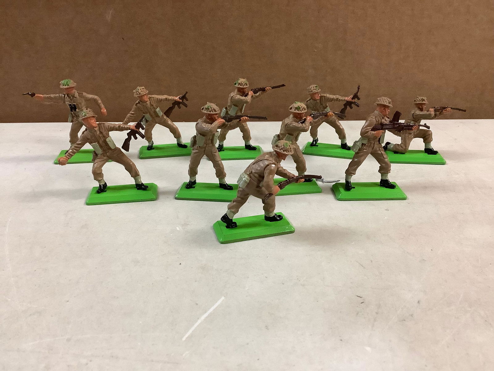 Lot of various britains   soldiers/army figurines (1 of 1)