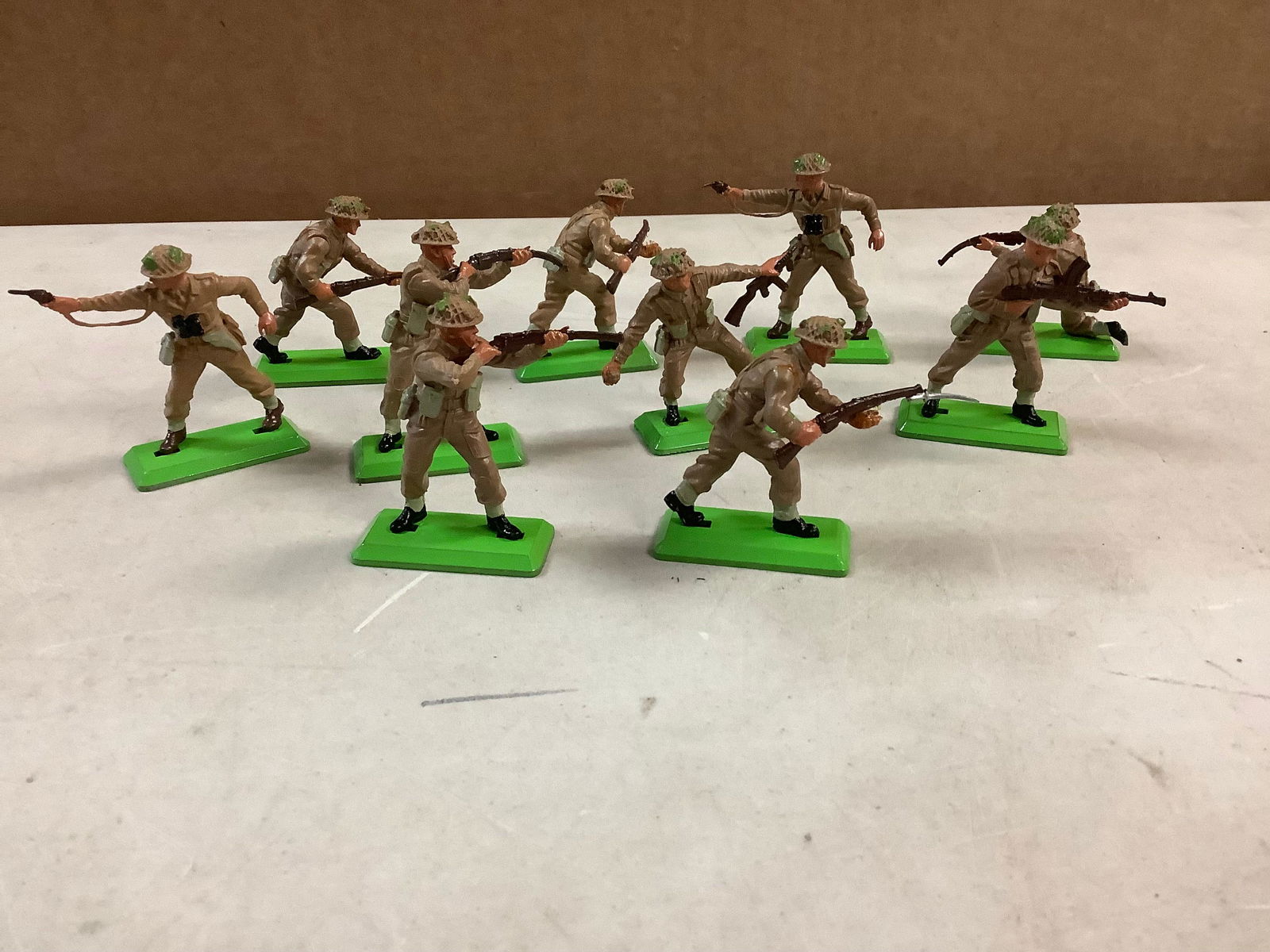 Lot of various  britains    soldiers/army figurines (1 of 1)