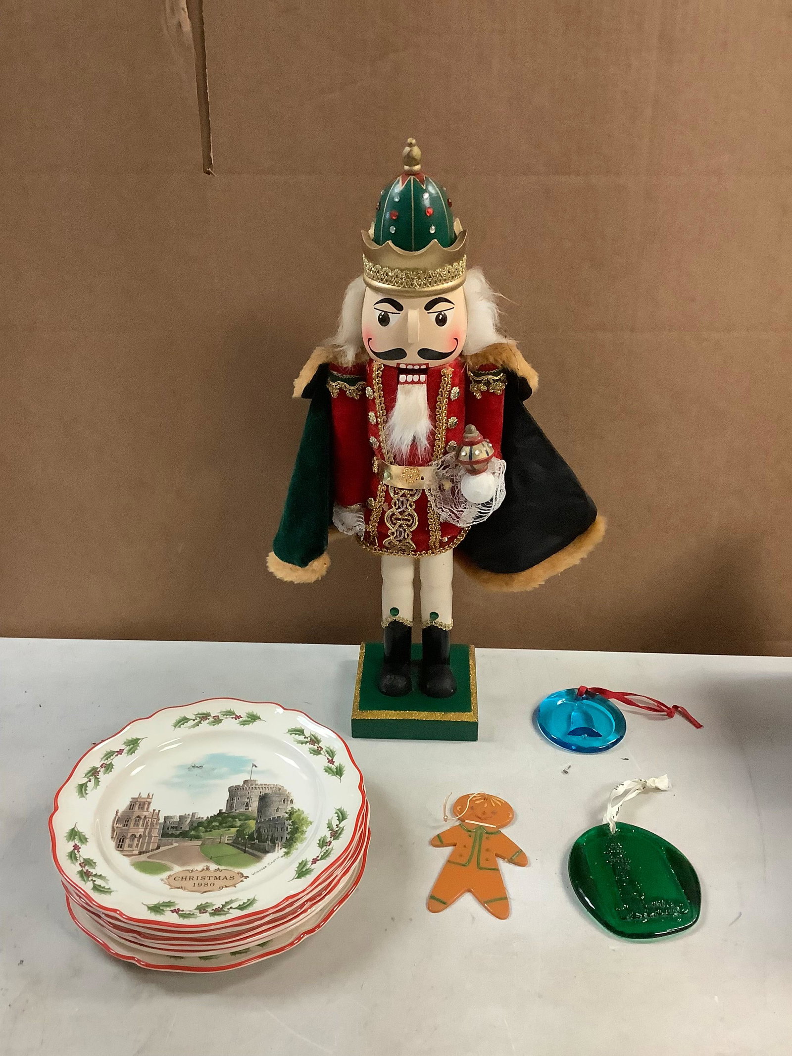 Lot of royalty nutcracker, WEDGWOOD and christmas ornaments: Lot of royalty nutcracker, WEDGWOOD and christmas ornaments
