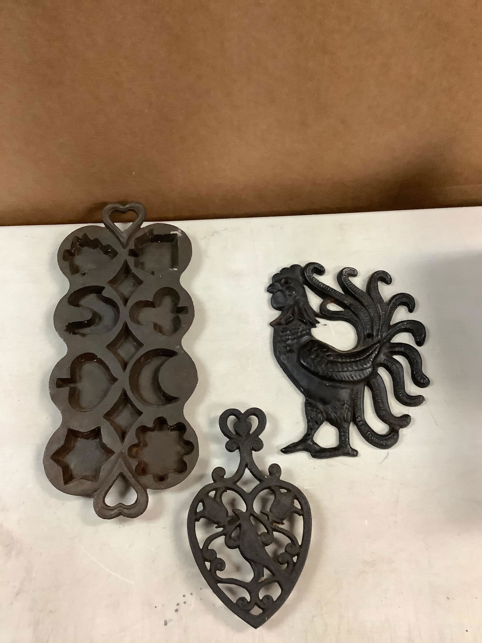 Lot of castiron mold 14x6, castiron trivet and castiron hanging rooster: Lot of castiron mold 14x6, castiron trivet and castiron hanging rooster