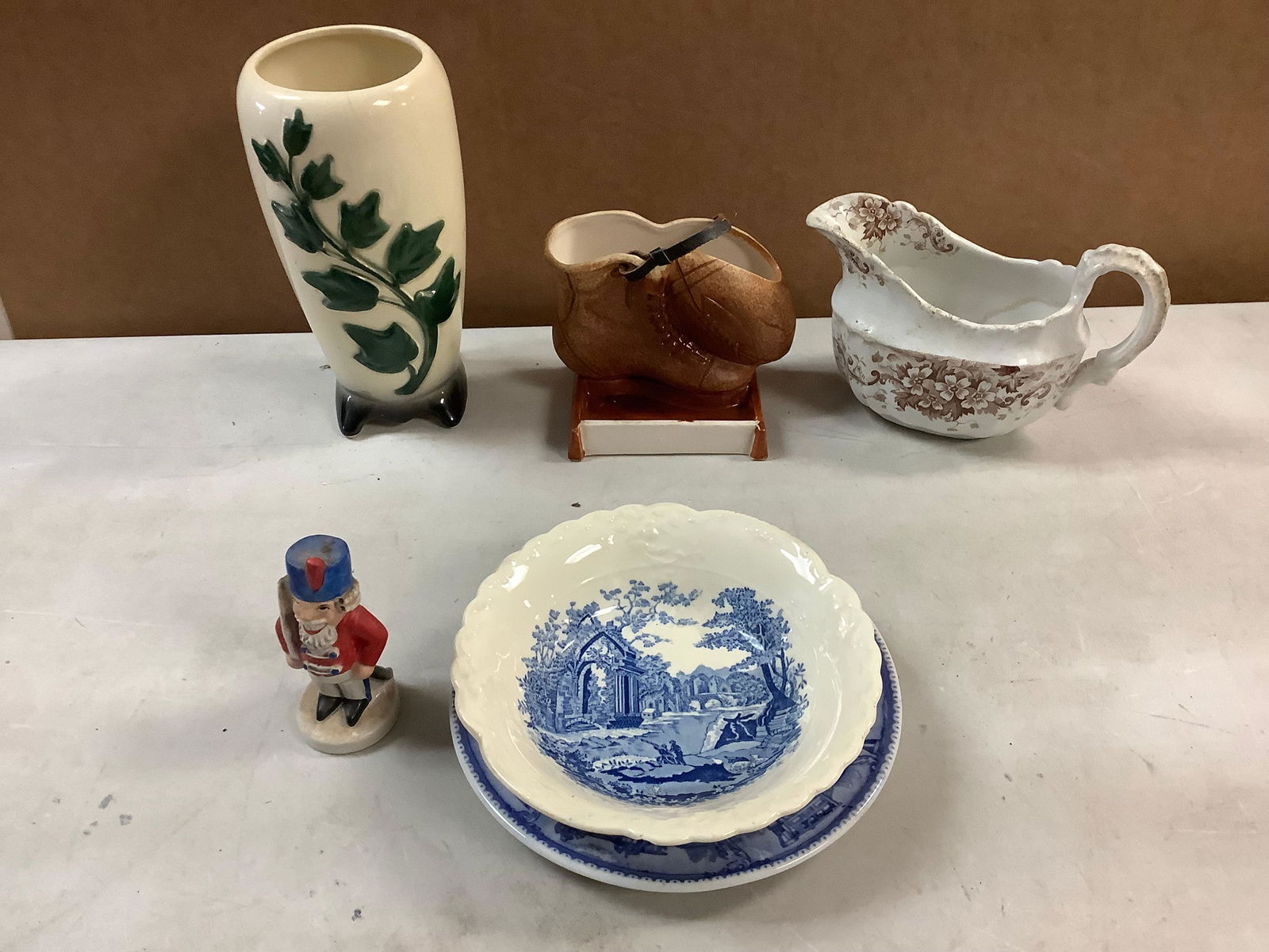 Lot of ceramic STRATFORD creamer, ceramic ENGLISH ABBEY bowl, ceramic plate, ceramic standing vase (1 of 1)