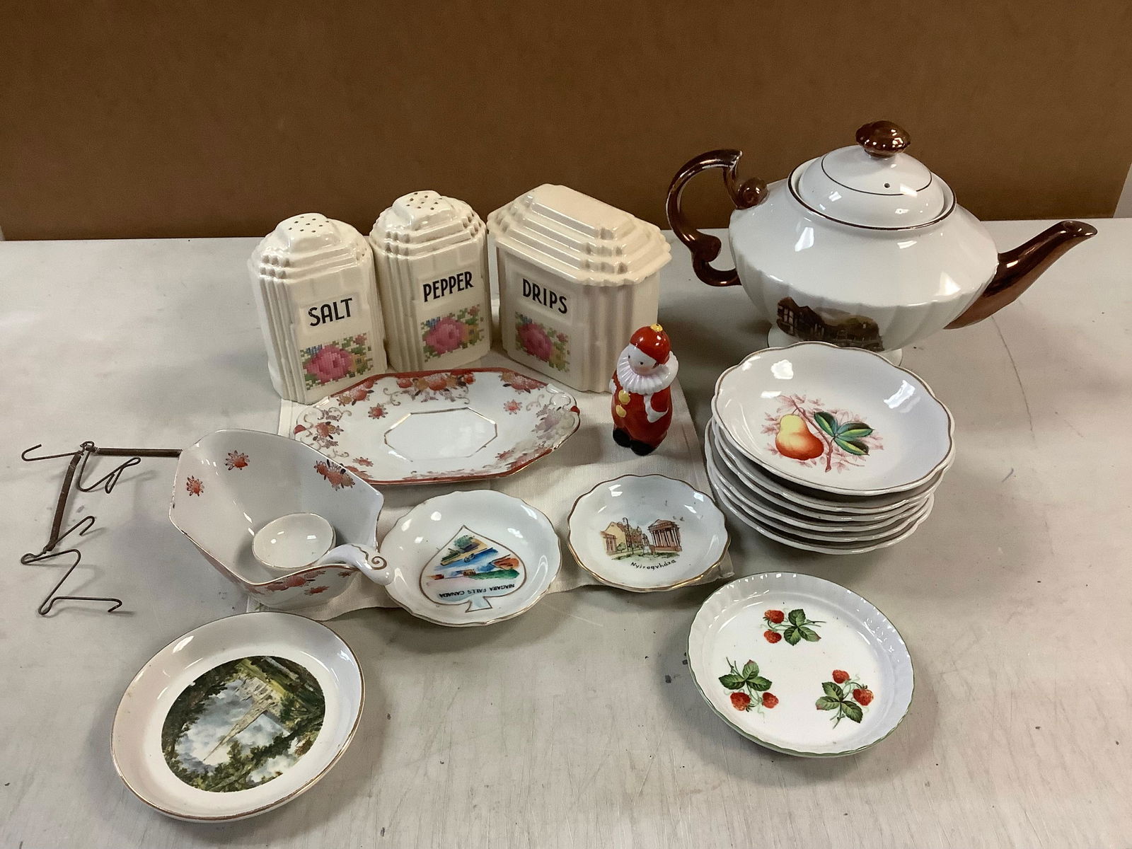 Lot of ceramic teapot, handpainted sugar bowl, clown salt and pepper shakers small PARK hand (1 of 1)