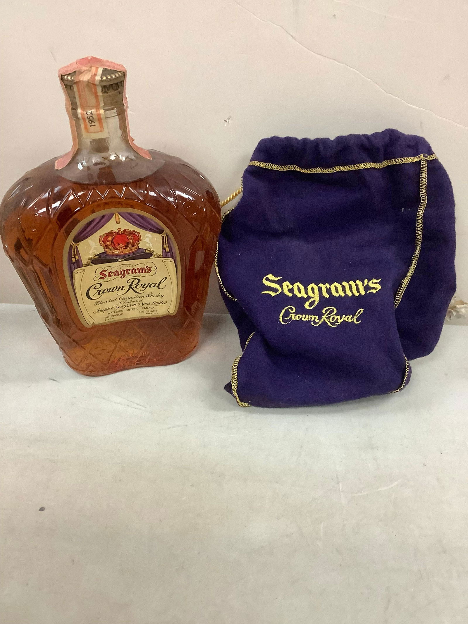 CROWN  seagram's 1962 シーグラムクラウン Vintage Seagrams Crown Royal Bottle 1962 With Stamp And 2