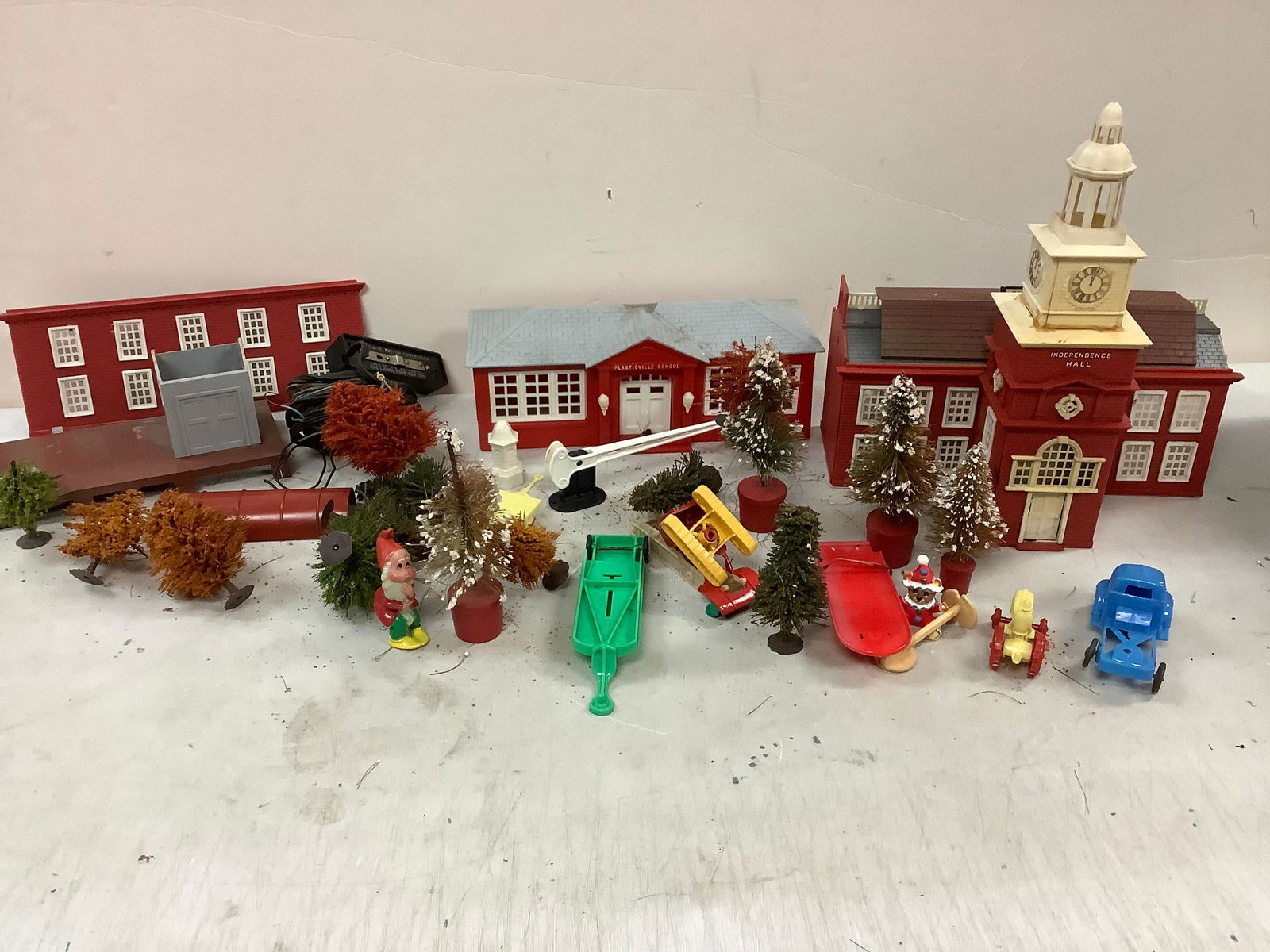 plasticville school, toy figurines, HO train accessories (1 of 1)