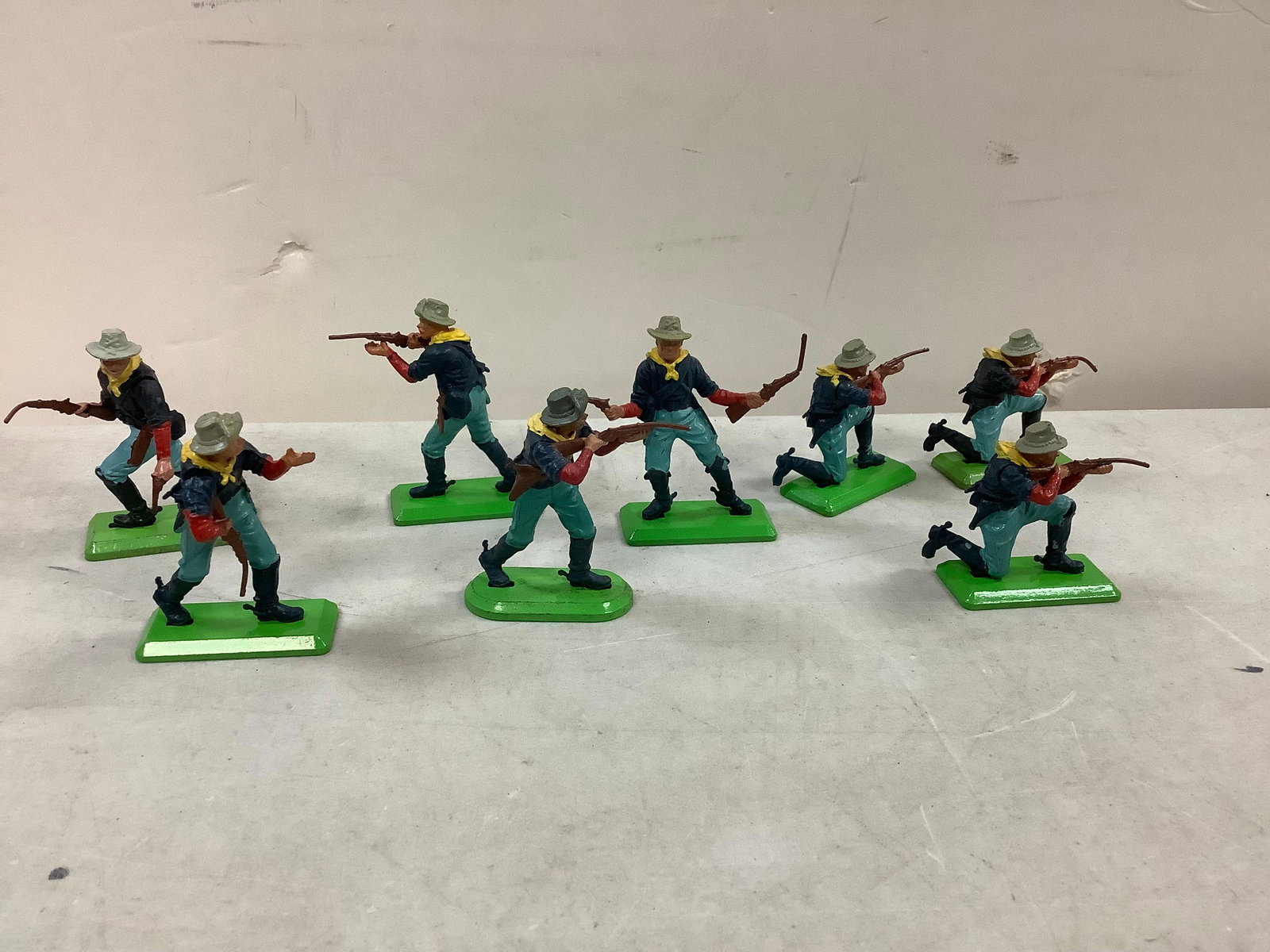 Lot of mini soldiers action figures (1 of 1)