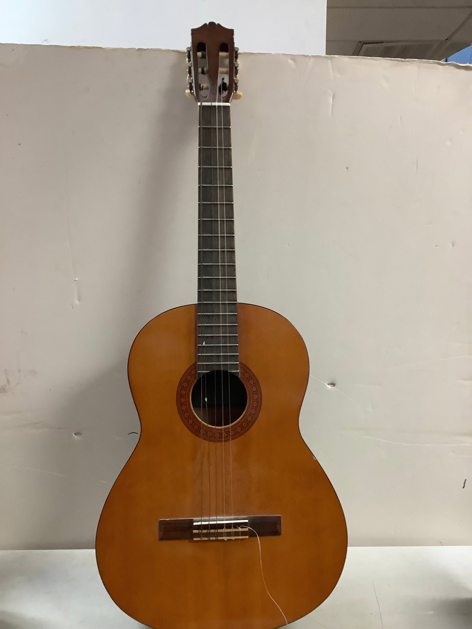 Yamaha C-40 Guitar (Needs To Be Restrung) 40x15x4: Yamaha C-40 Guitar (Needs To Be Restrung) 40x15x4