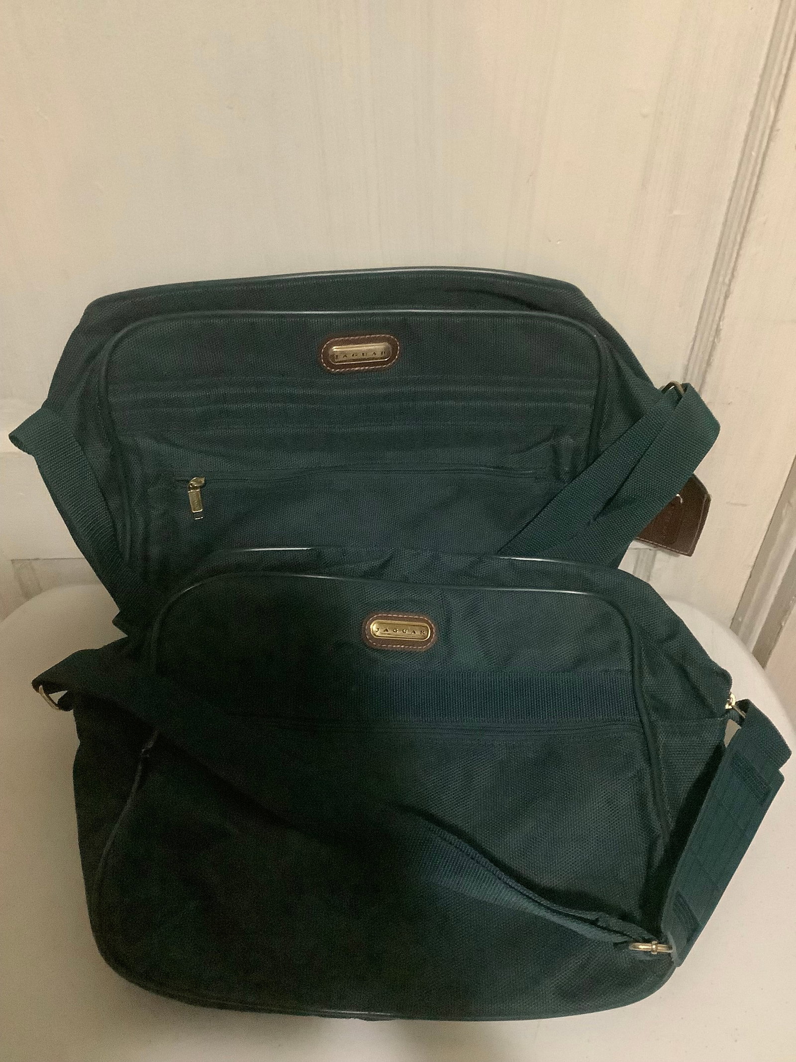 Lot of 2 Vintage Jaguar Luggage Bags 11.35x17: Lot of 2 Vintage Jaguar Luggage Bags 11.35x17