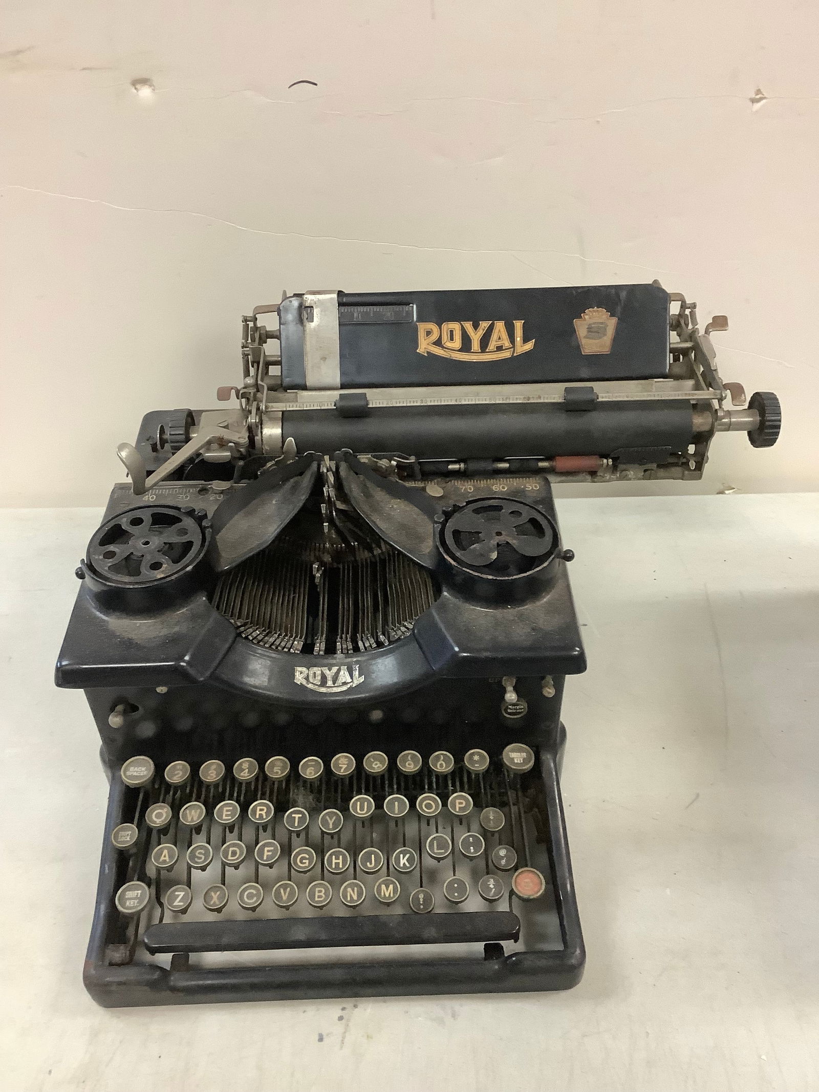 VINTAGE ROYAL typewriter (1 of 1)