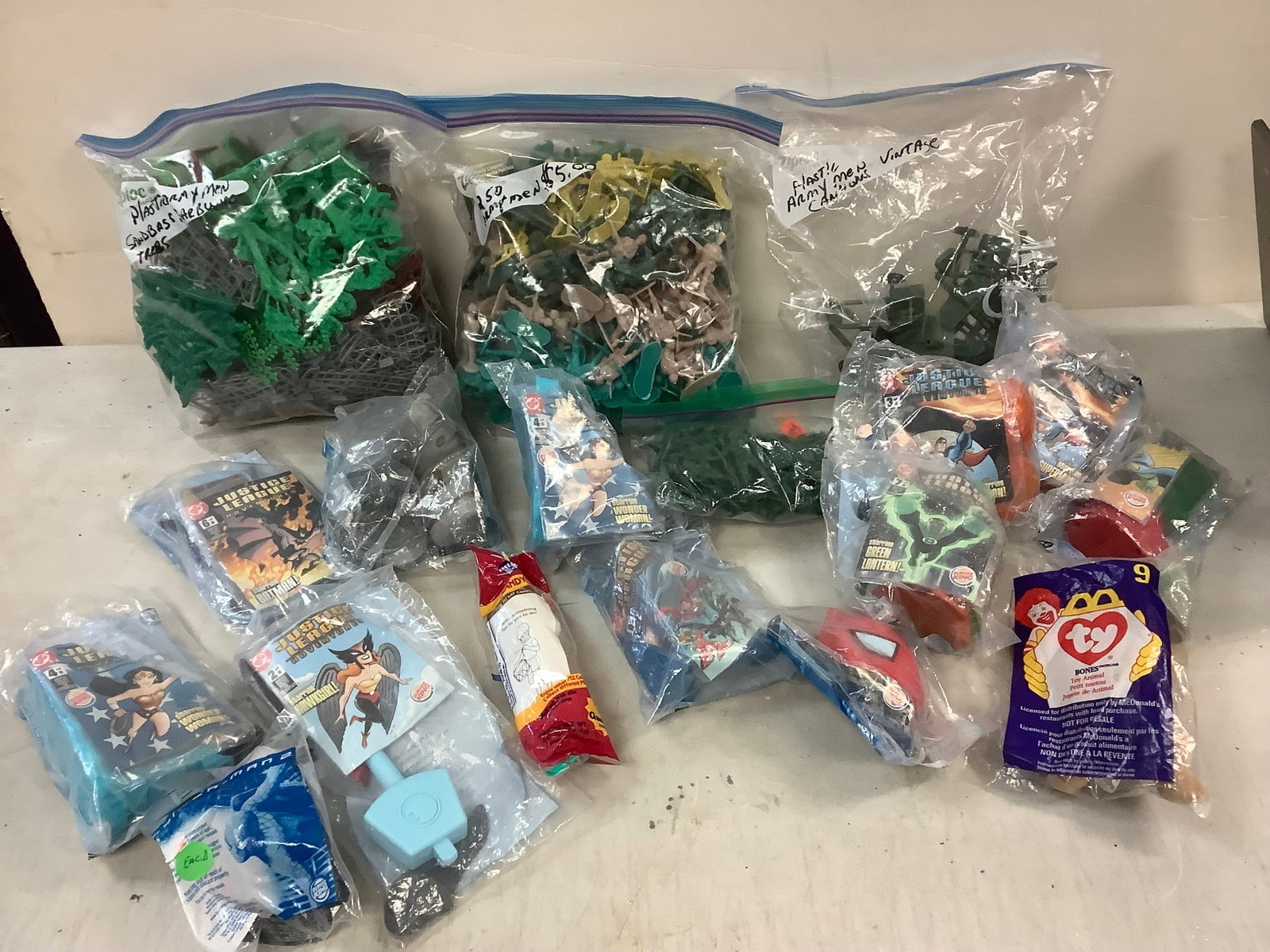 Lot of Plastic Army Men, Burger King Toys, and More: Lot of Plastic Army Men, Burger King Toys, and More