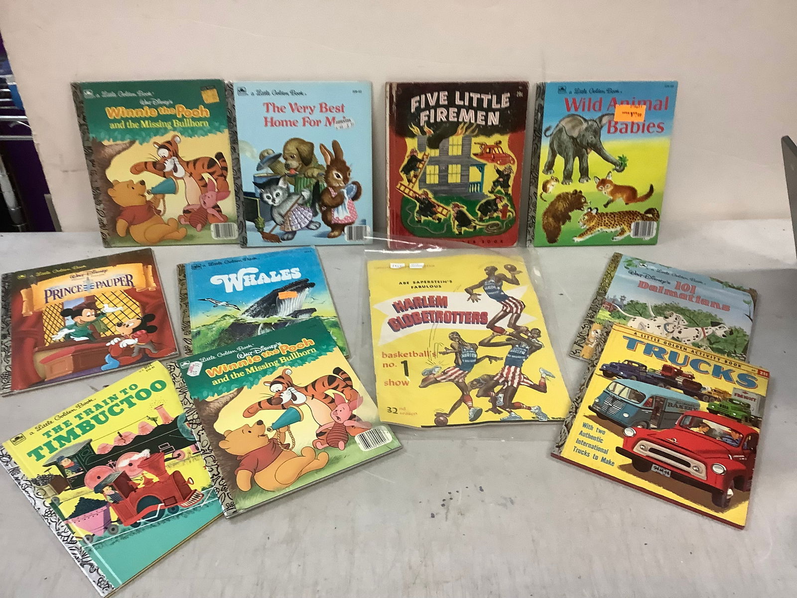 Lot of vintage GOLDEN BOOKS and HARLEM GLOBETROTTERS basketball show NO.1 sleeved magazine (1 of 1)