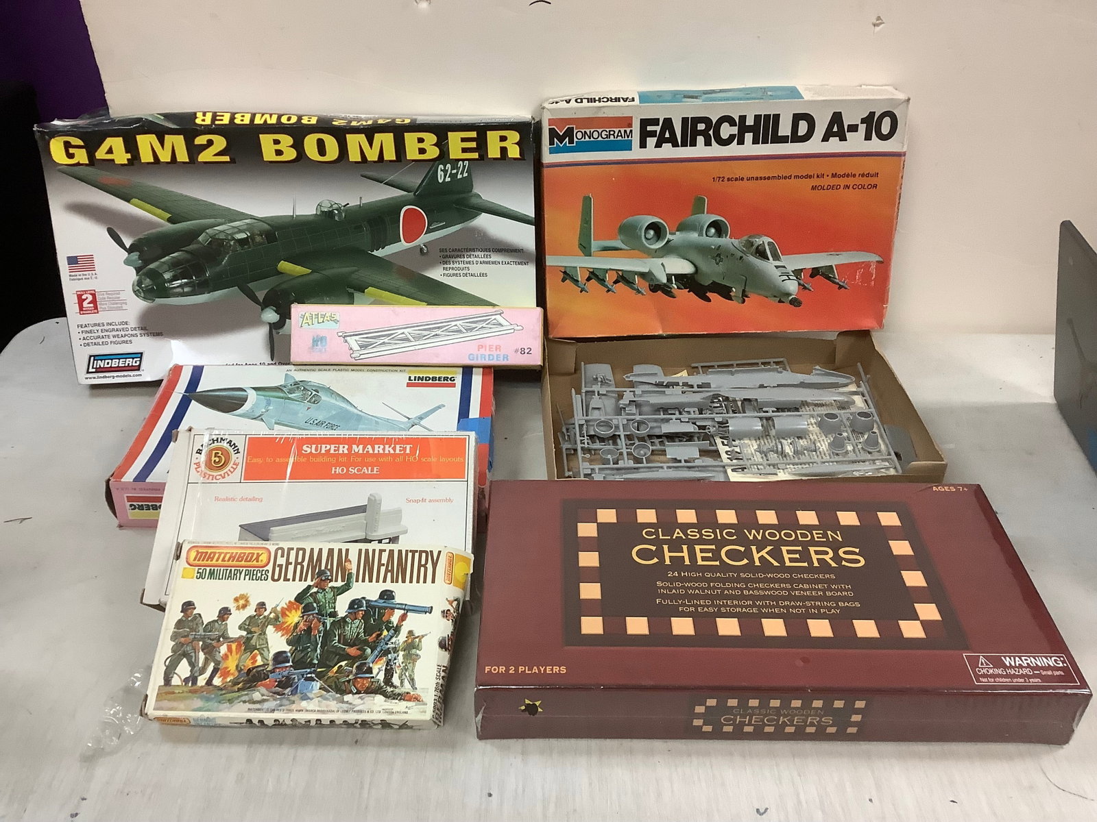 Lot of MONOGRAM, LINDBERG and more branded models and classic checkers set: Lot of MONOGRAM, LINDBERG and more branded models and classic checkers set