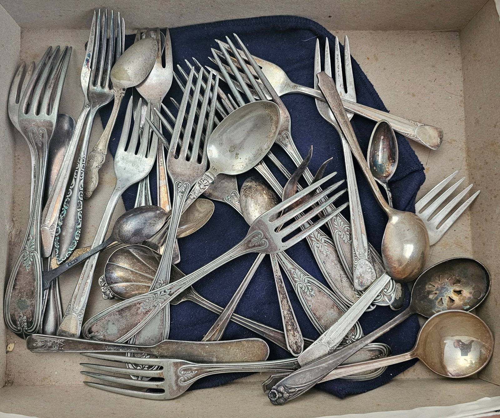 Box of Unsearched Silverware Utensils: Box of Unsearched Silverware Utensils