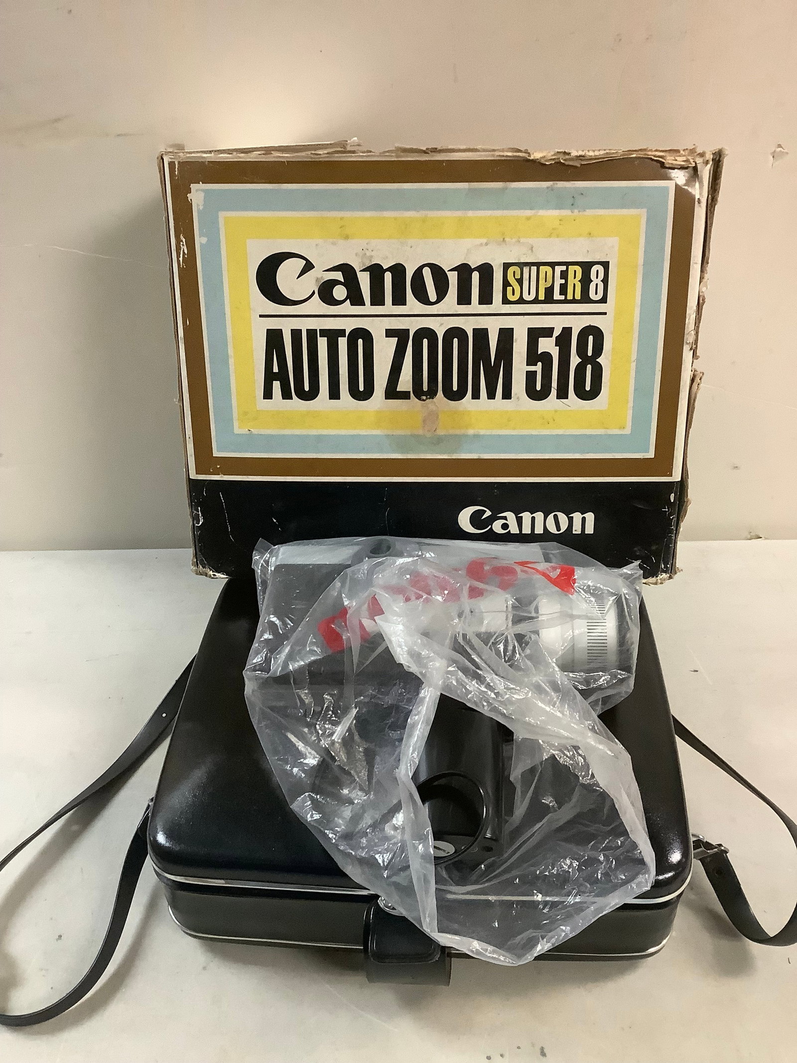 Canon super 8 auto zoom 518 camera and carrier bag: Canon super 8 auto zoom 518 camera and carrier bag