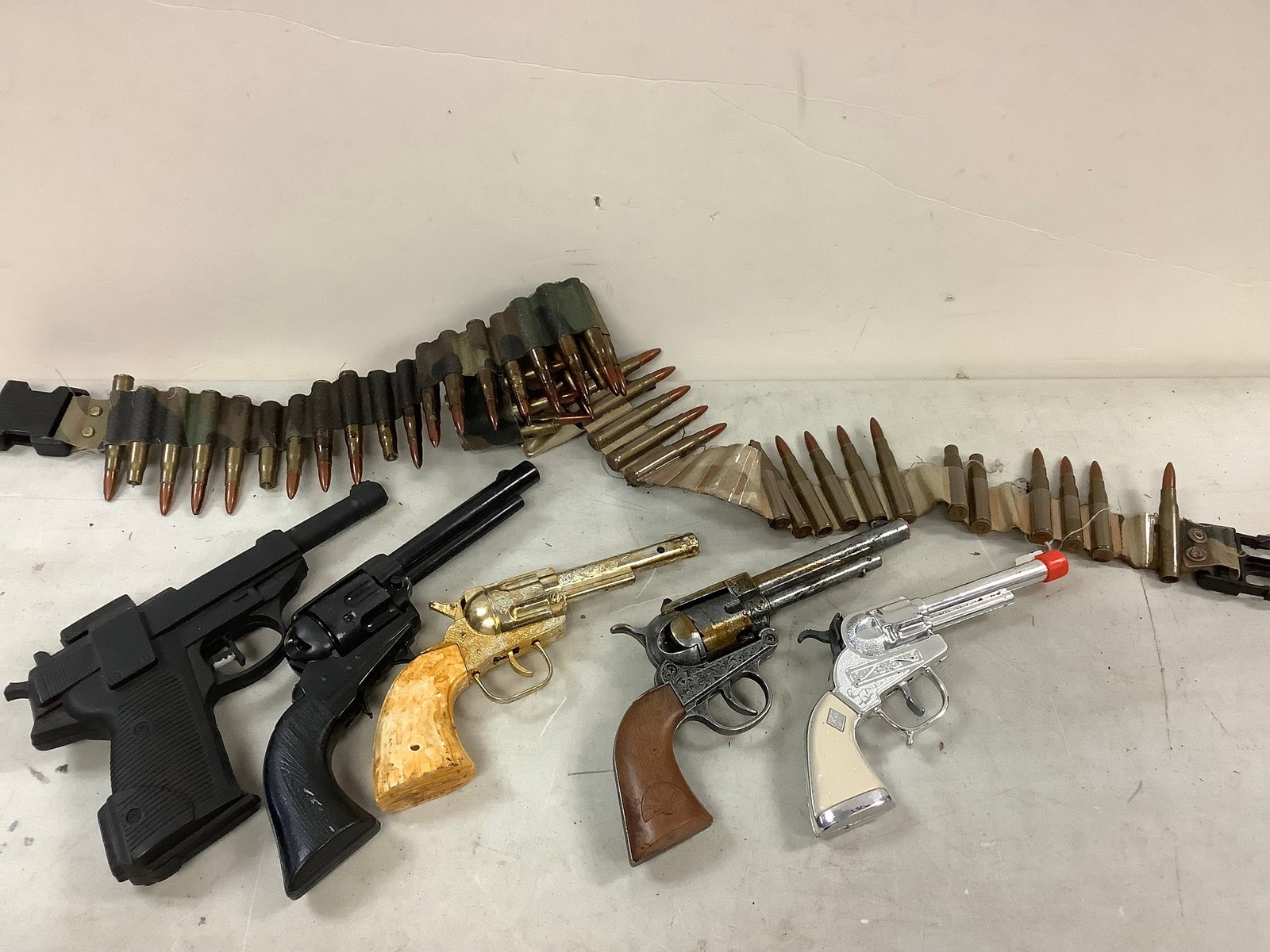 Lot of prop guns and prop bullet buckle: Lot of prop guns and prop bullet buckle