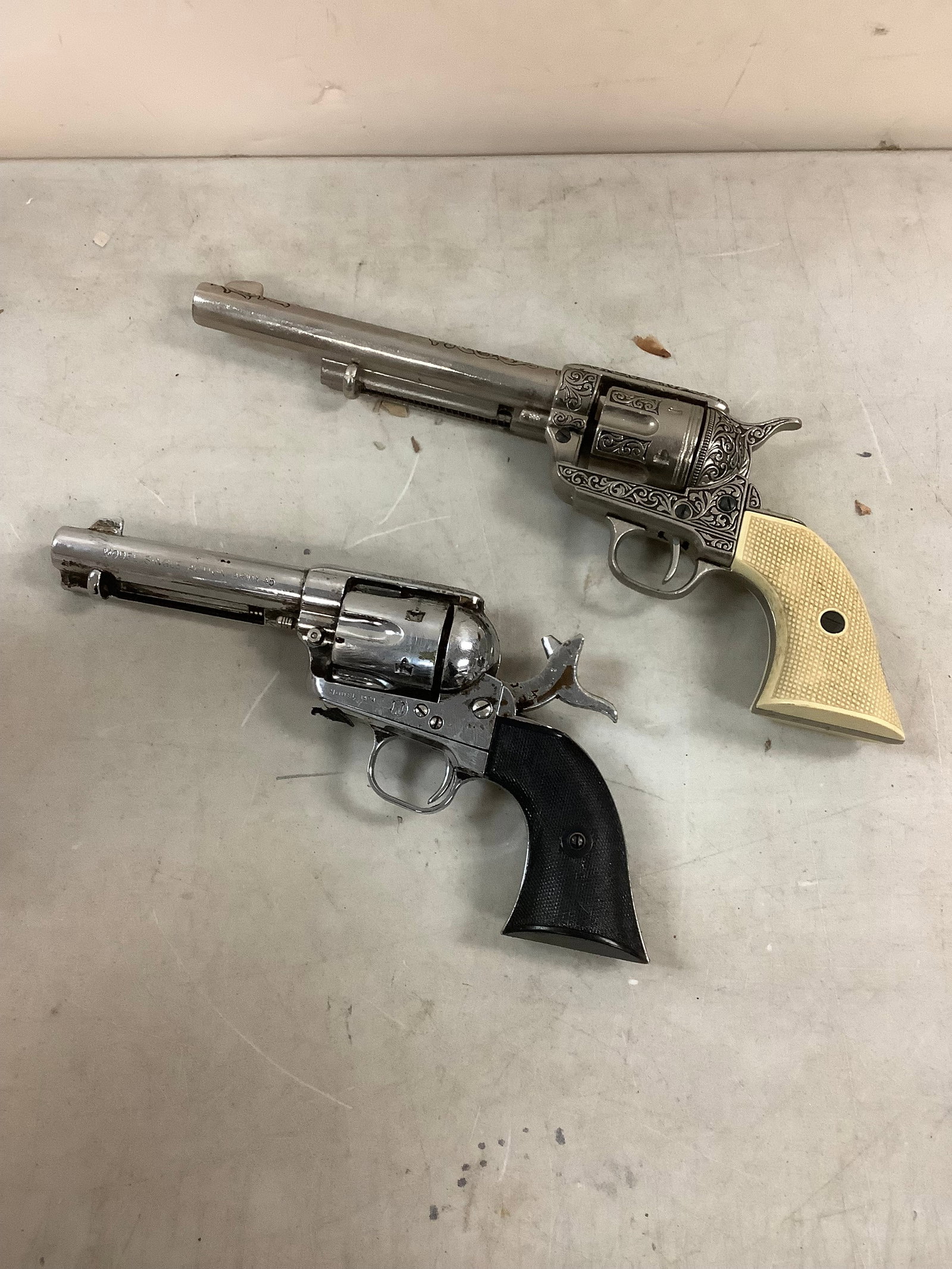 Lot of prop guns: Lot of prop guns