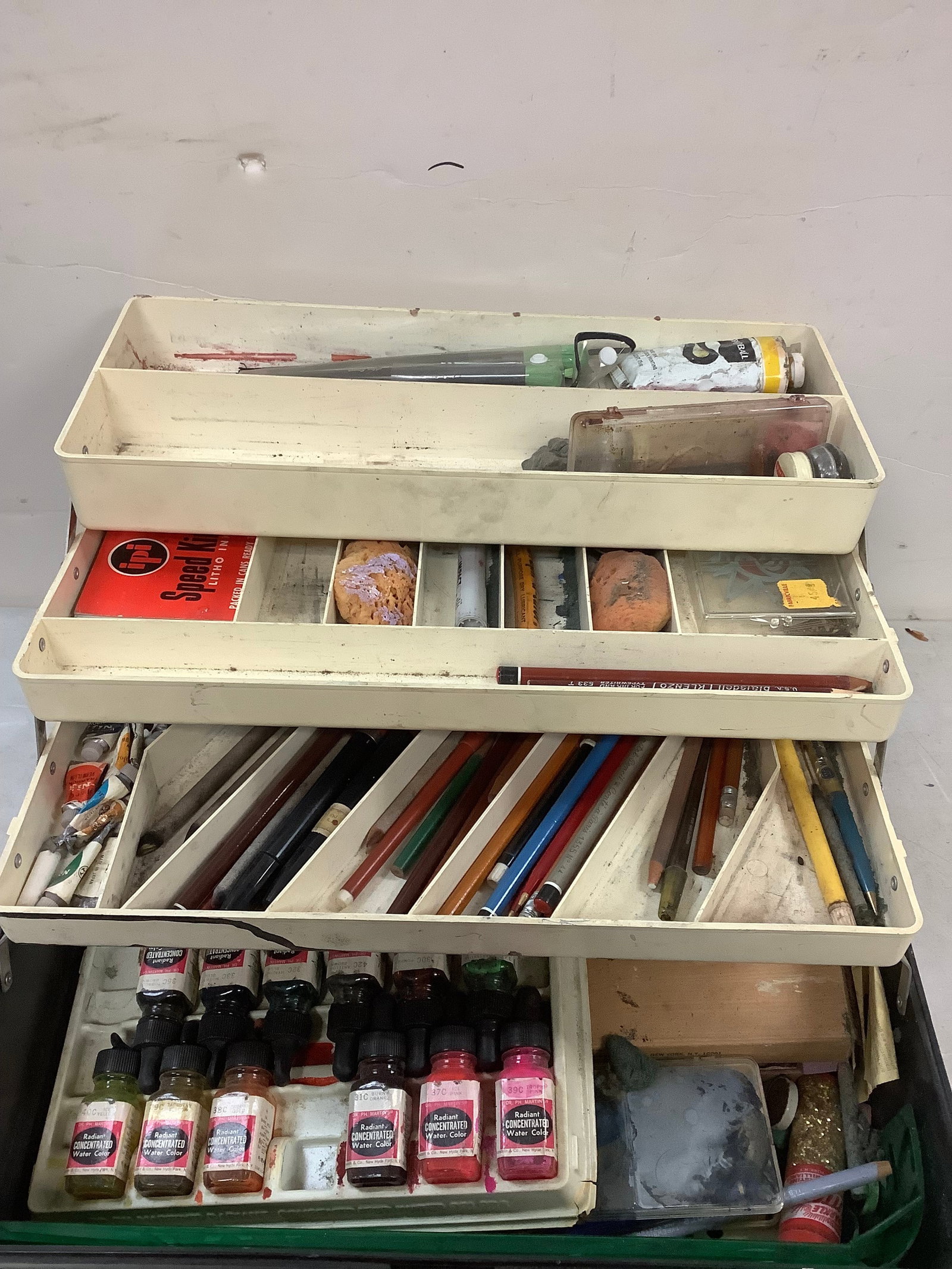 Watercolor art kit in open up compartment: Watercolor art kit in open up compartment