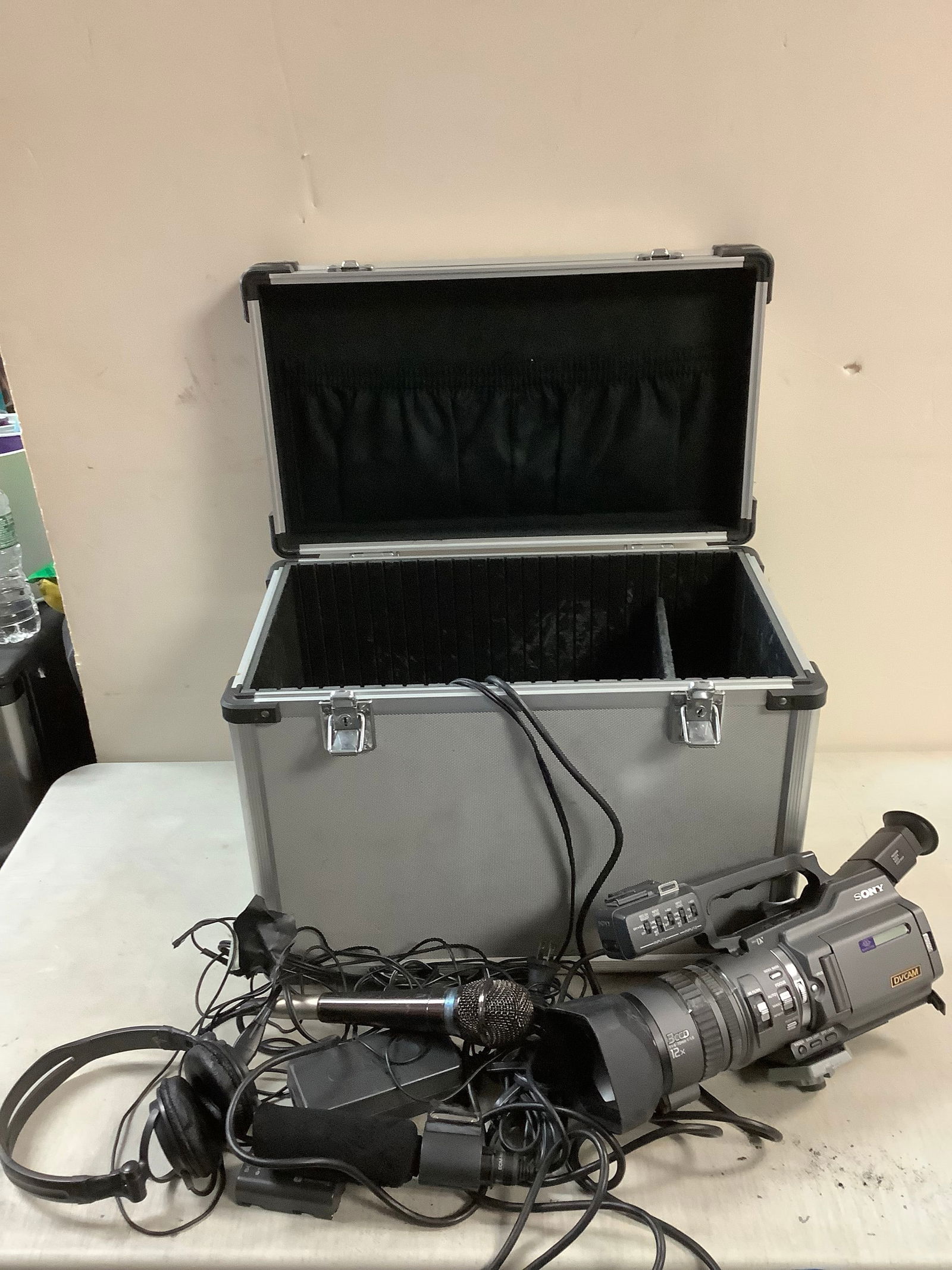 SONY 3CCD 12x movie camera with acessories and case box (1 of 1)