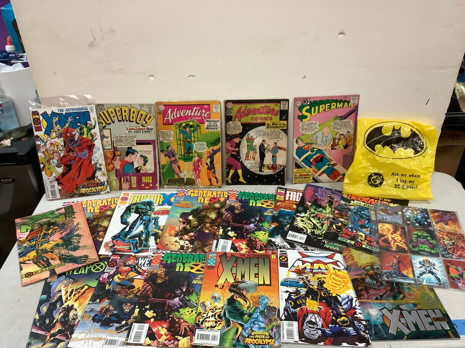 Lot of vintage MARVEL and DC comic, batman shopping bag and MARVEL and DC trading cards (1 of 1)