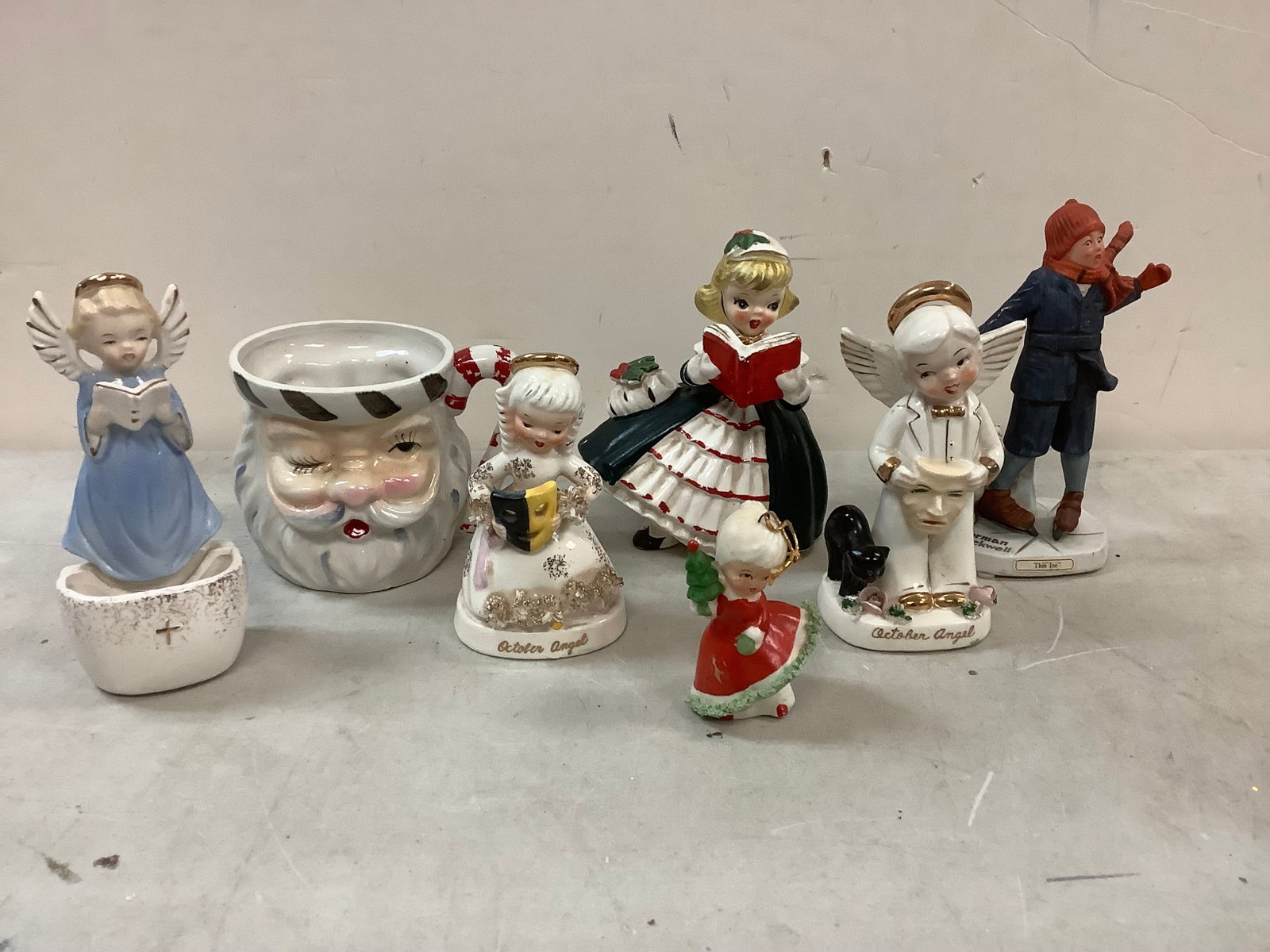 Lot of christmas mug and decor ( tallest - about 6 in): Lot of christmas mug and decor ( tallest - about 6 in)