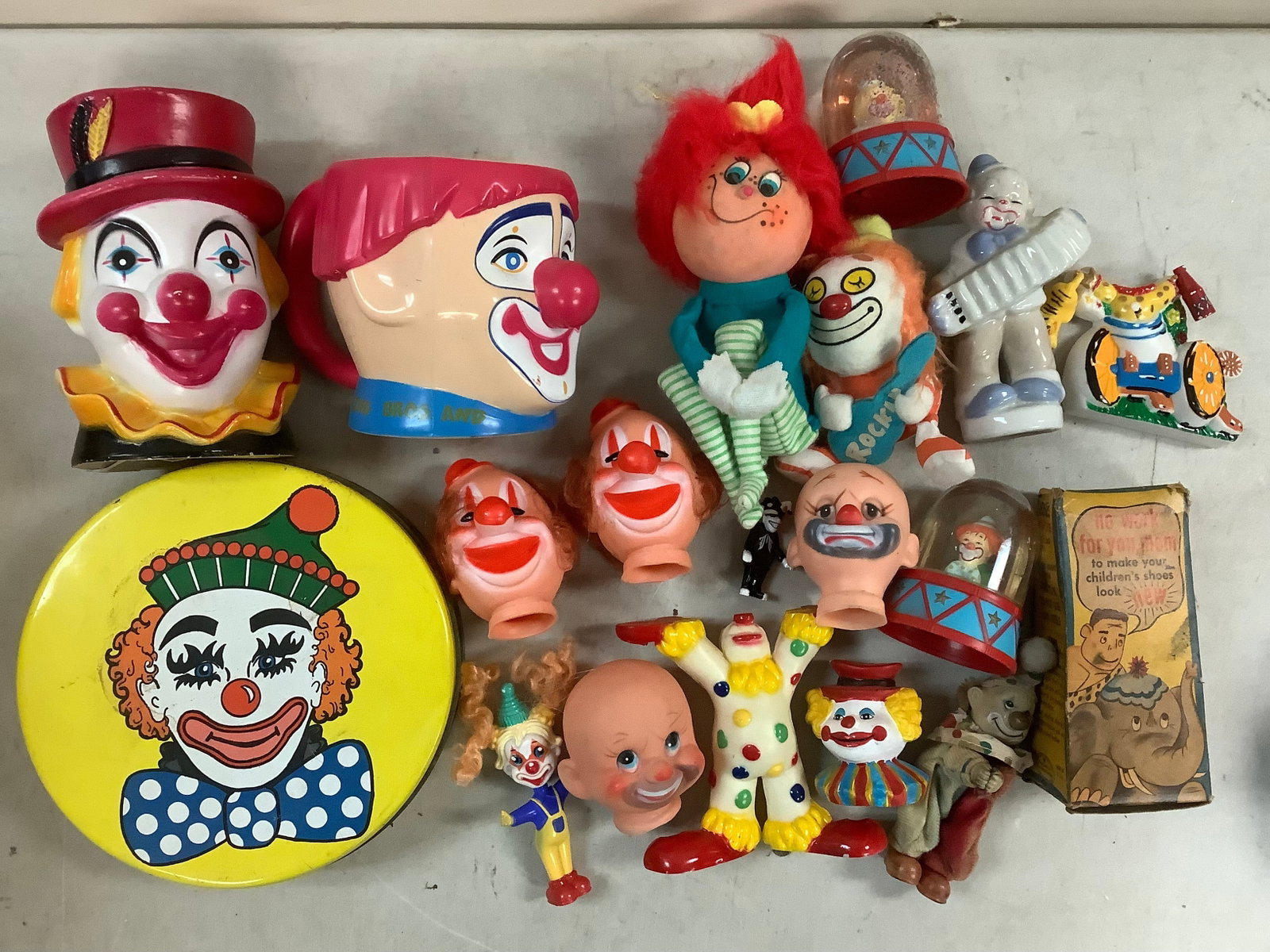 Lot of clown themed vintage toys and dolls: Lot of clown themed vintage toys and dolls