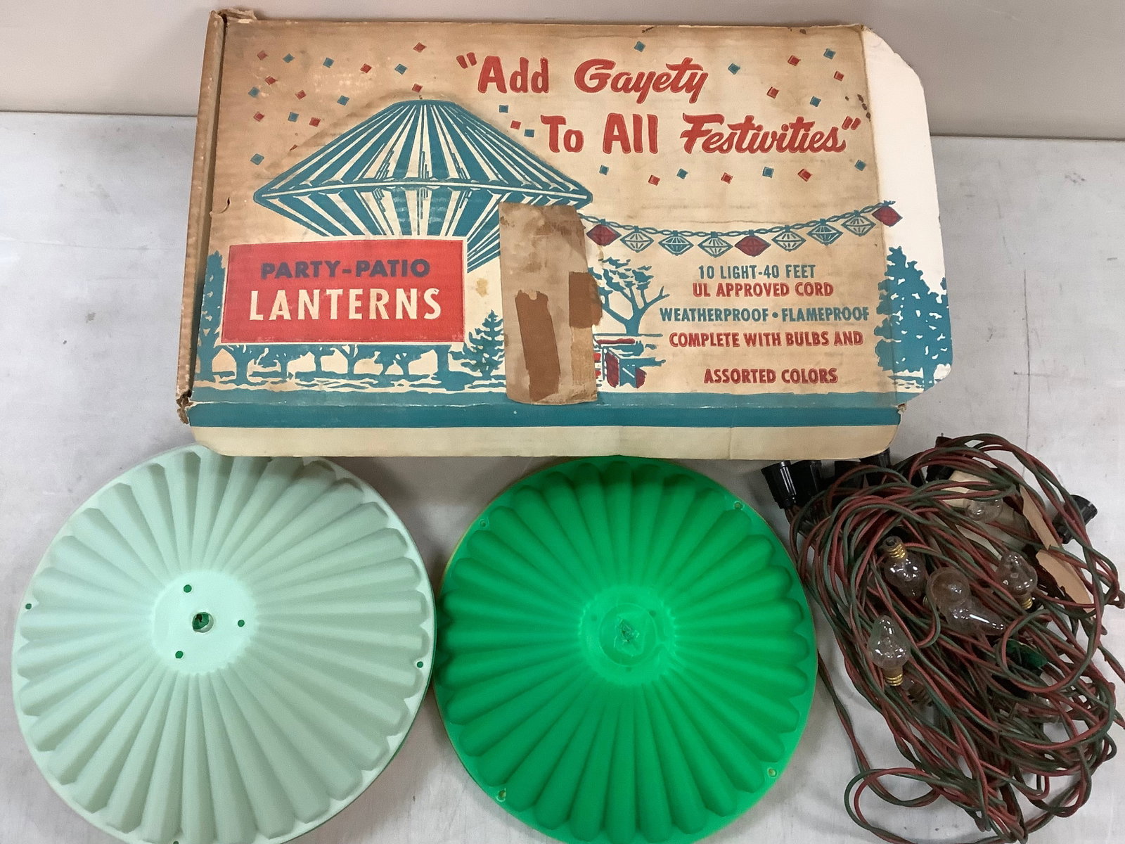 Lot of vintage party patio lanterns: Lot of vintage party patio lanterns