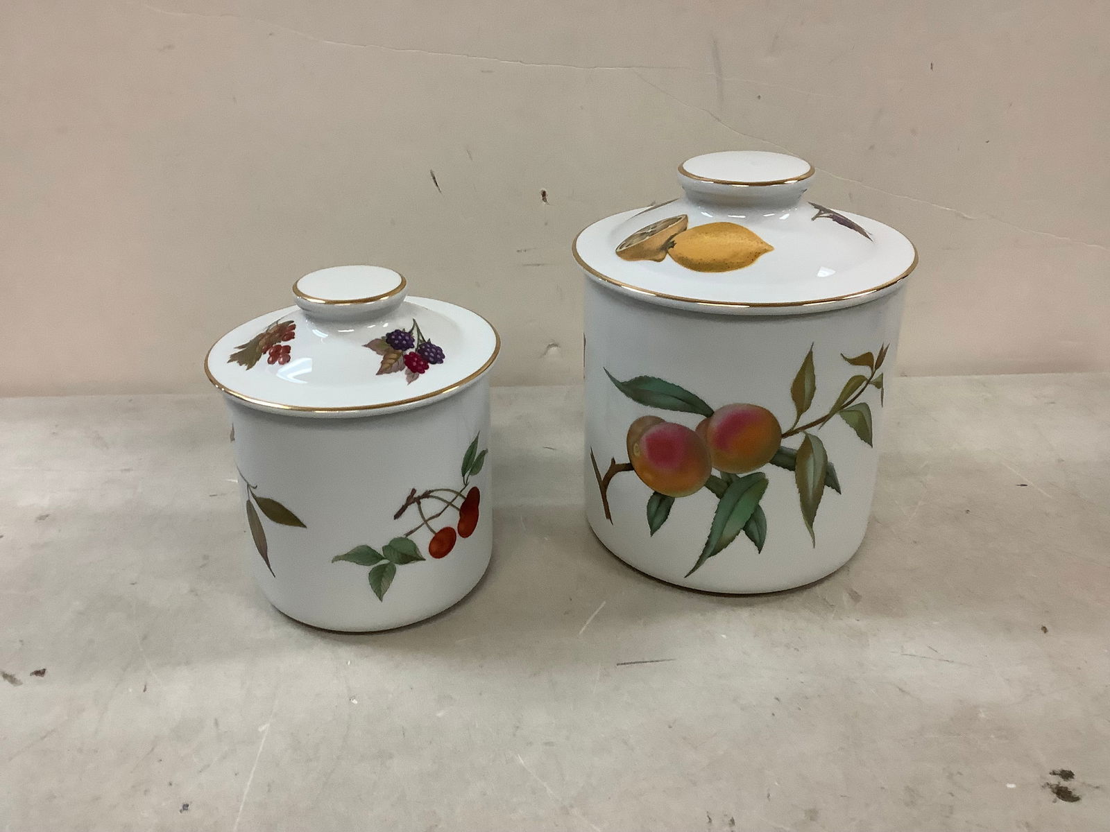 Lot of decorative evesham porcelain jars (1 of 1)