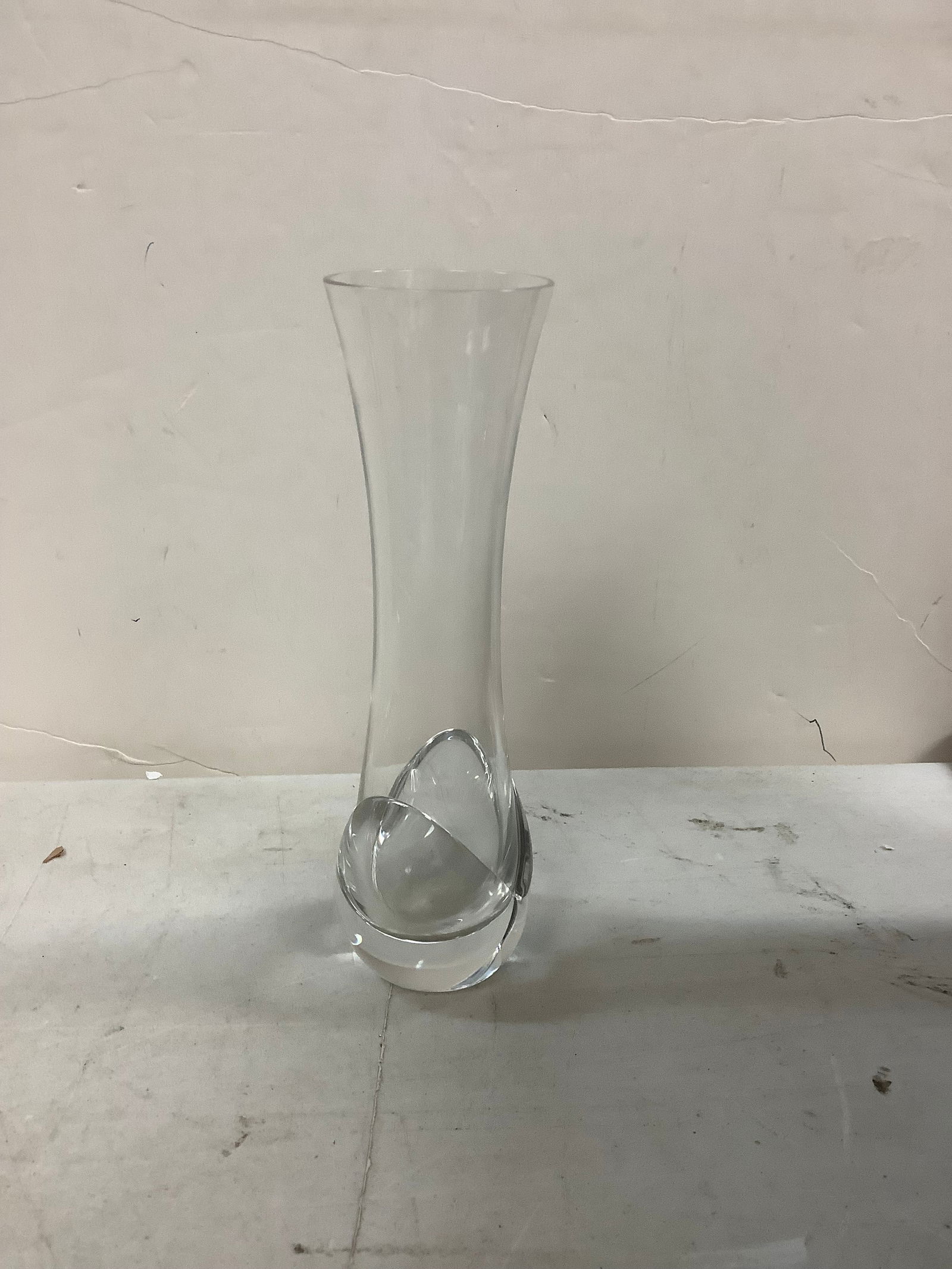 Daum Crystal signed by artist: Lot of glass vase (6.5 inches tall)