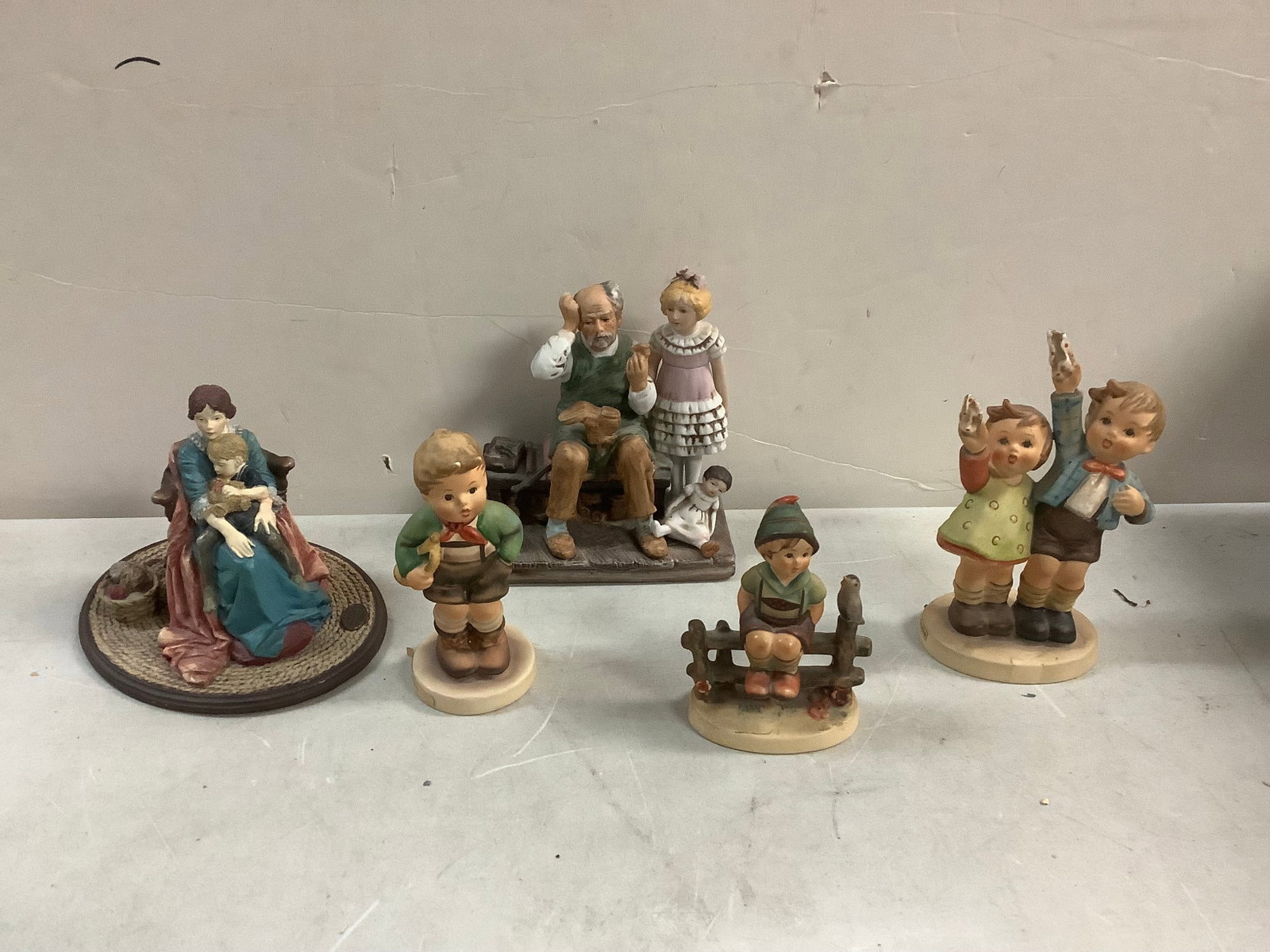 Lot of HUMMELS and NORMAN ROCKWELLS 5in tallest: Lot of HUMMELS and NORMAN ROCKWELLS 5in tallest