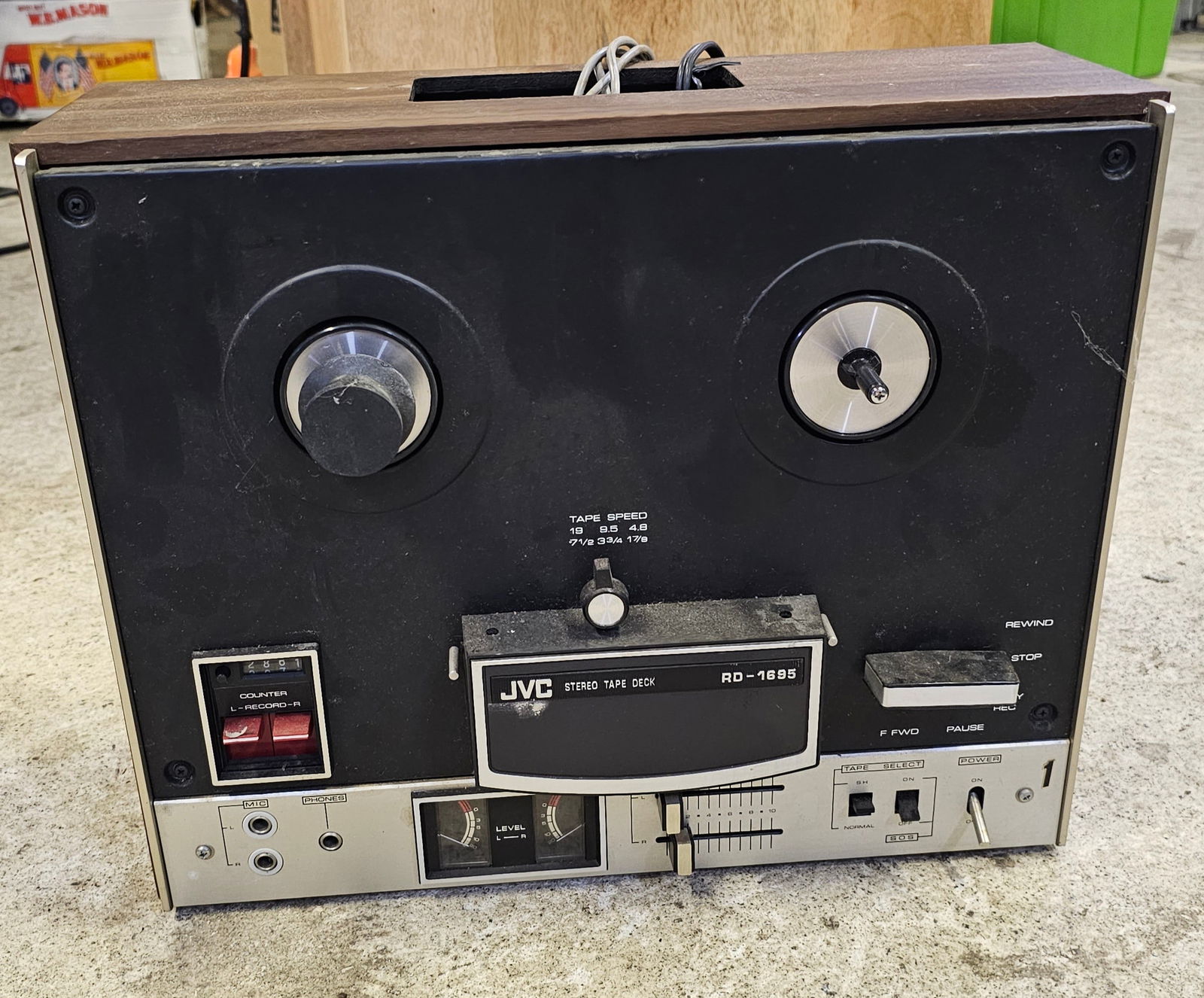 VIntage JVC Stereo Tape Deck RD-1695 (1 of 2)