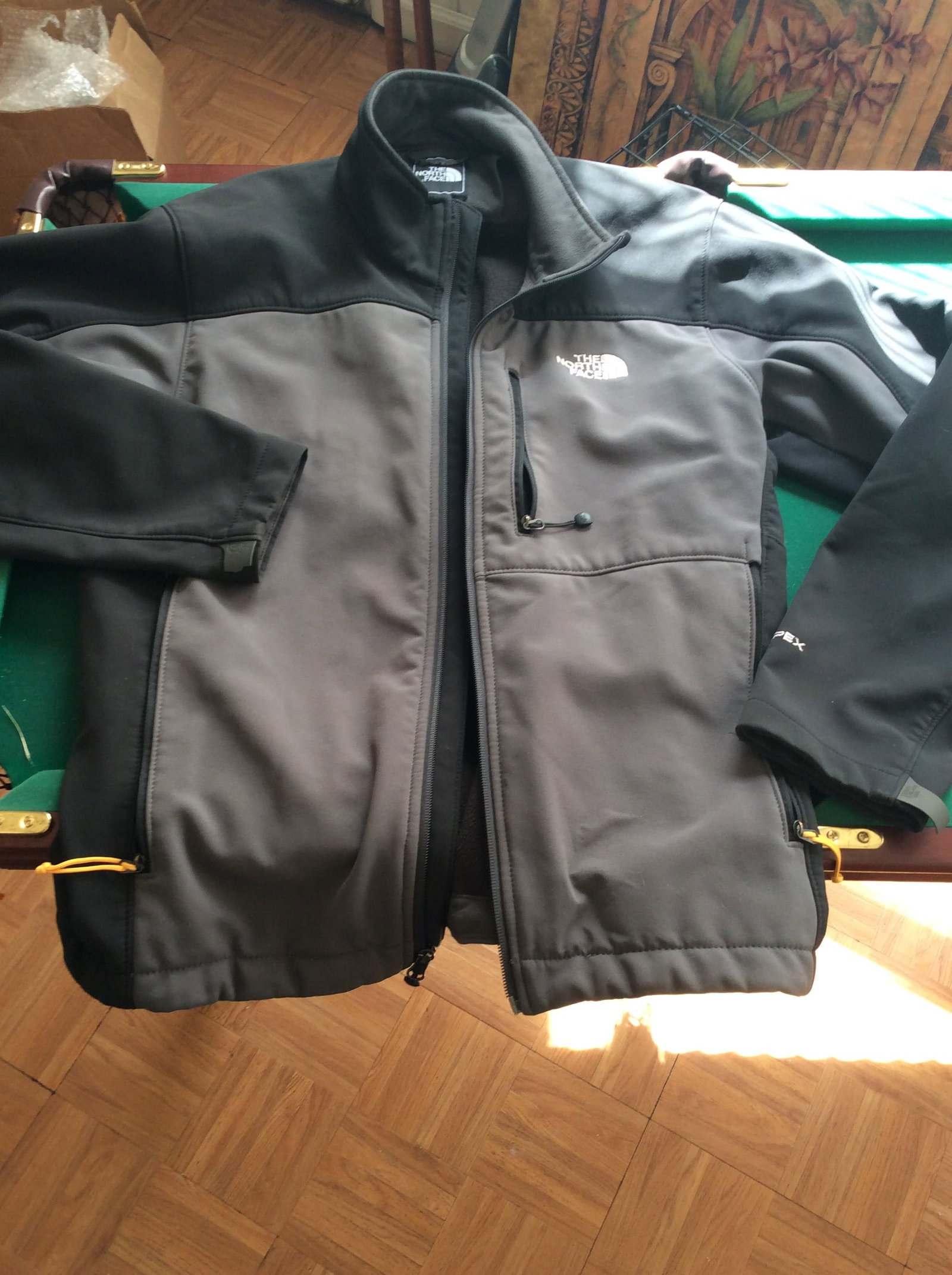 Menâ€™s North Face Jacket Size Medium (1 of 1)