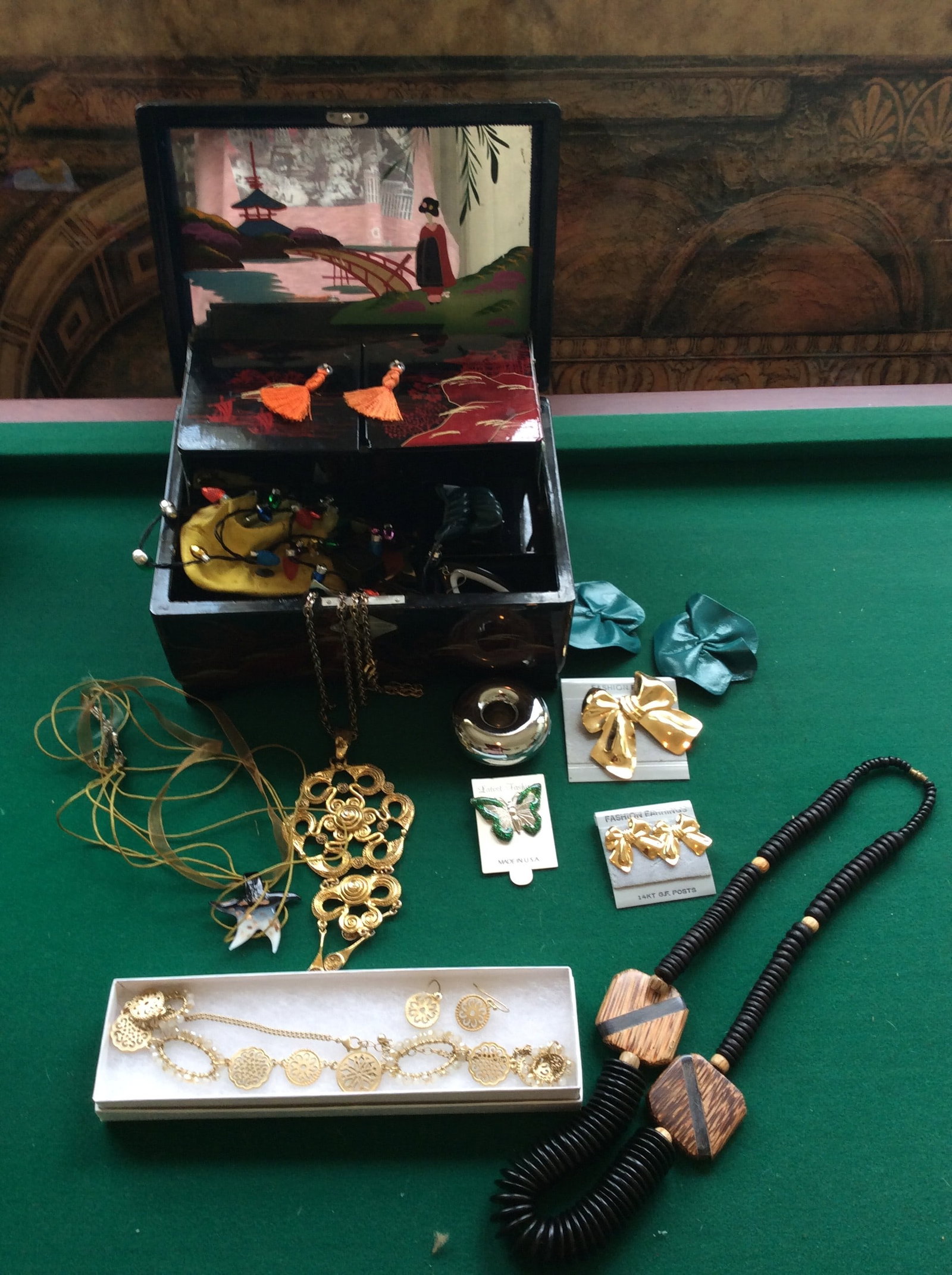 Musical Oriental Jewelry Box with Jewelry: Musical Oriental Jewelry Box with Jewelry