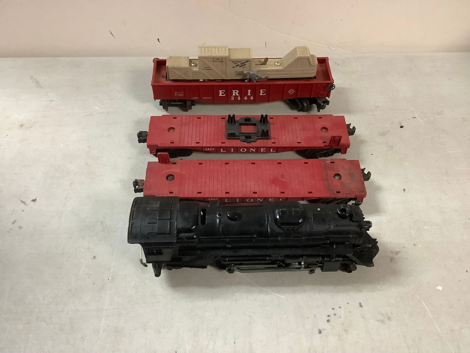 Lot of Lionel O Gauge Train 8142 and Train Cars (1 of 1)