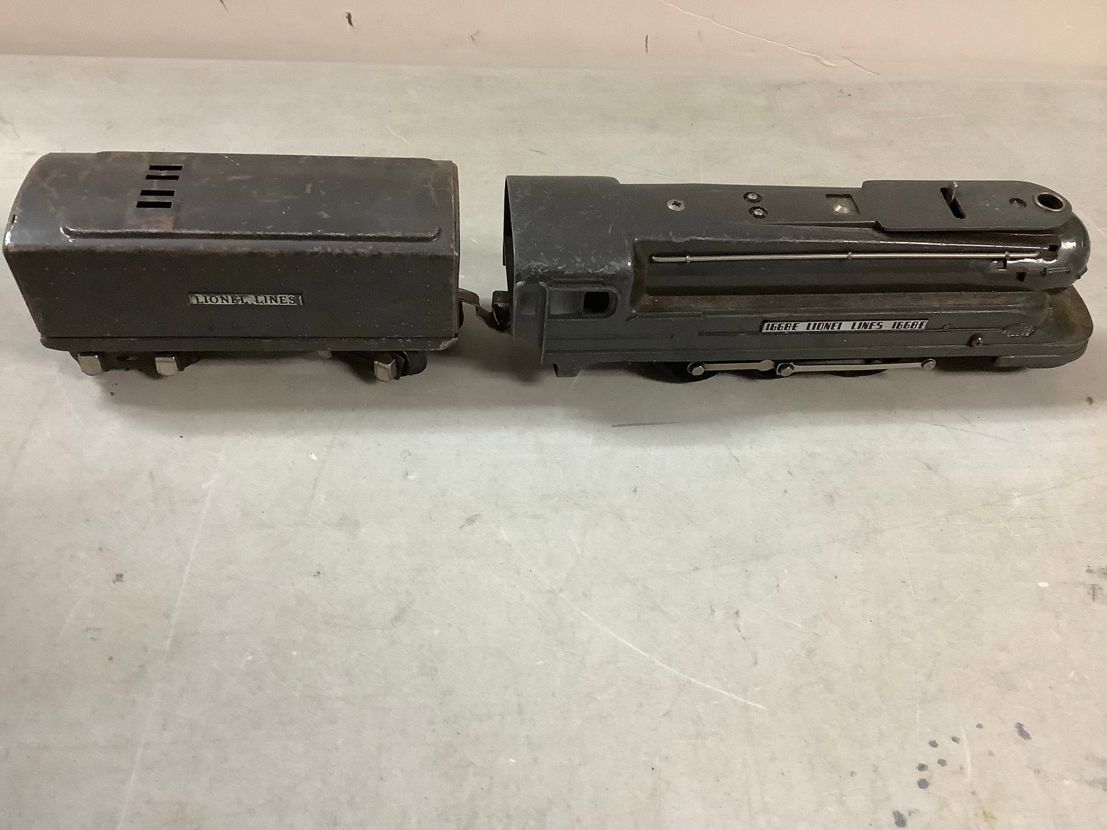 Lionel O Gauge Train 1668-E and Train Car: Lionel O Gauge Train 1668-E and Train Car