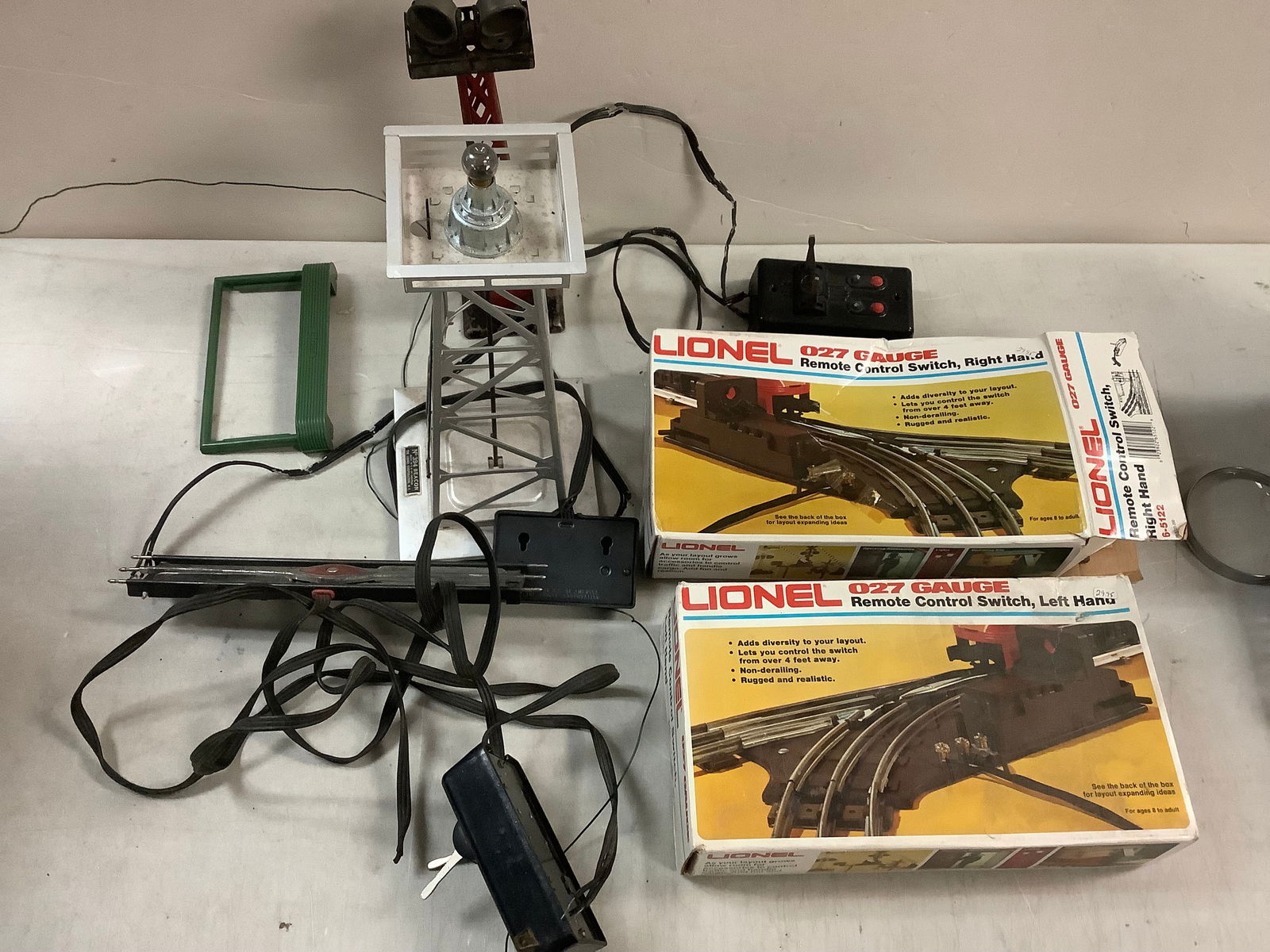 Lot of Lionel 027 Gauge Remote Control Switch Right & Left Hand and Metal Towers (1 of 1)