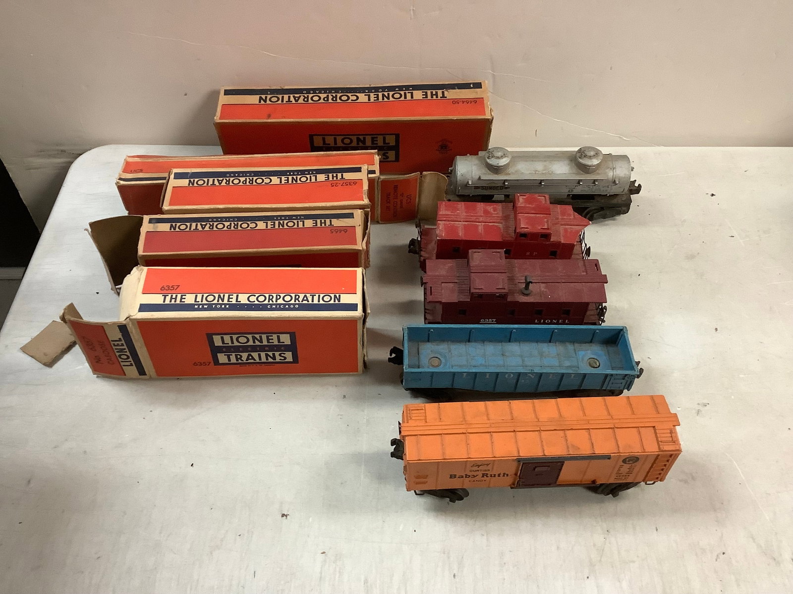 Lot of Lionel Train Cars and Tank Car: Lot of Lionel Train Cars and Tank Car