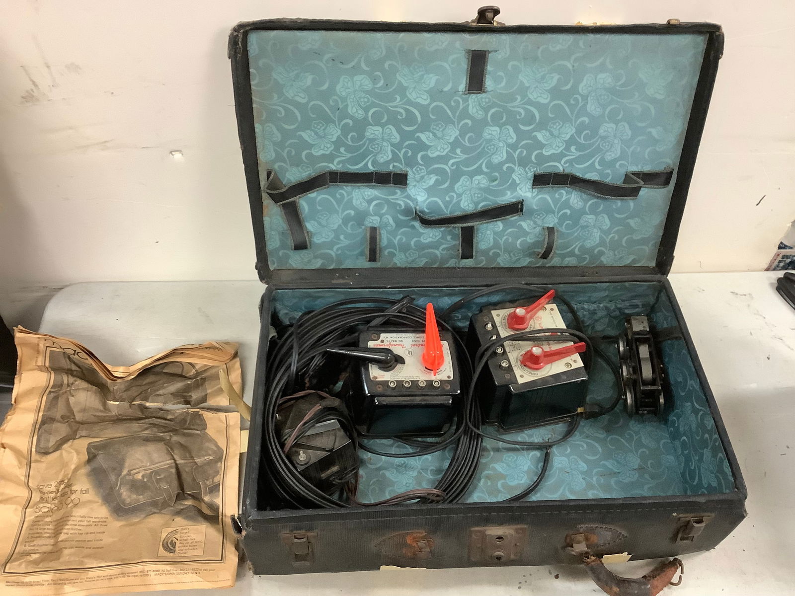 Lot of Lionel O Gauge Train and Lionel Type 1044 & 1033 Transformers (1 of 1)